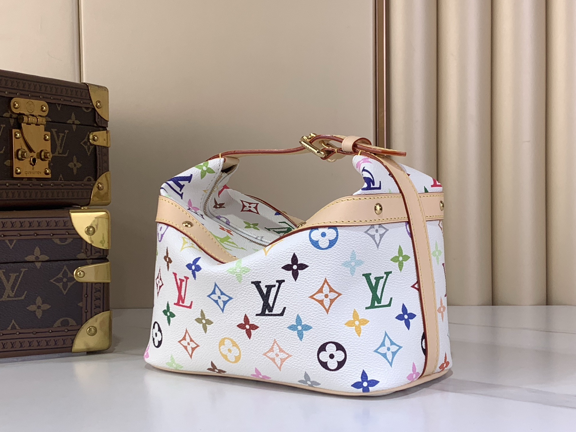 LV Style White Leather Toiletry Bag style reference detail image 5 from source 770262