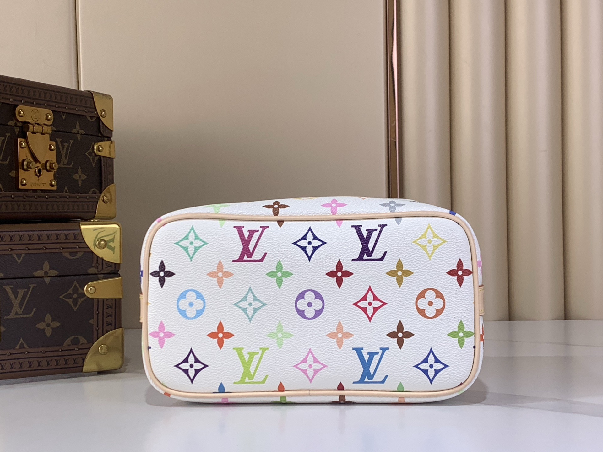 LV Style White Leather Toiletry Bag style reference detail image 4 from source 770262