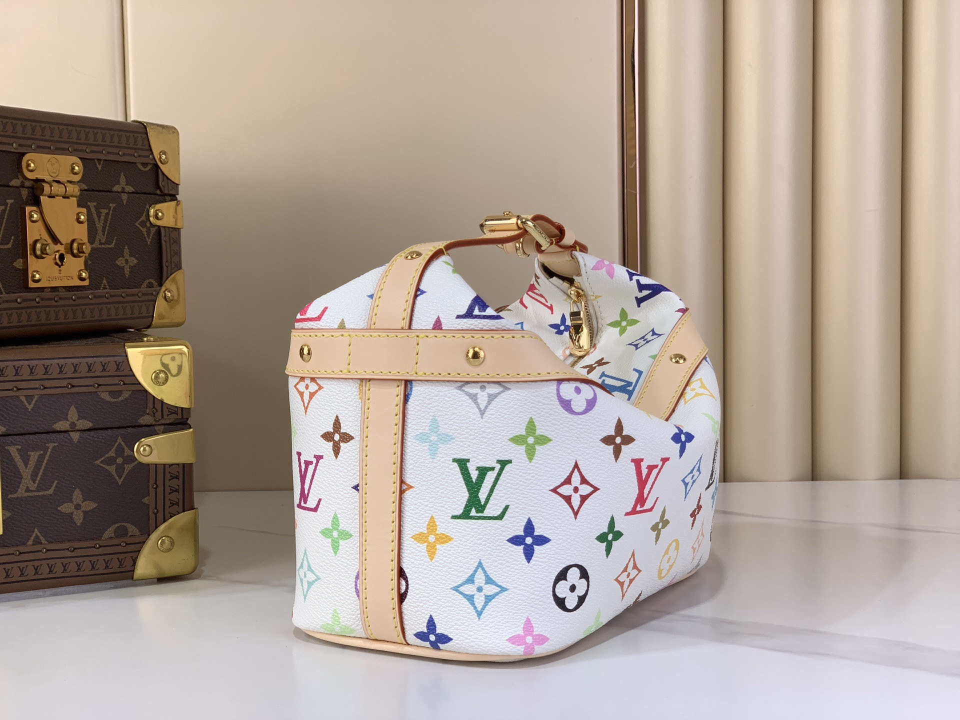 LV Style White Leather Toiletry Bag style reference detail image 2 from source 770262
