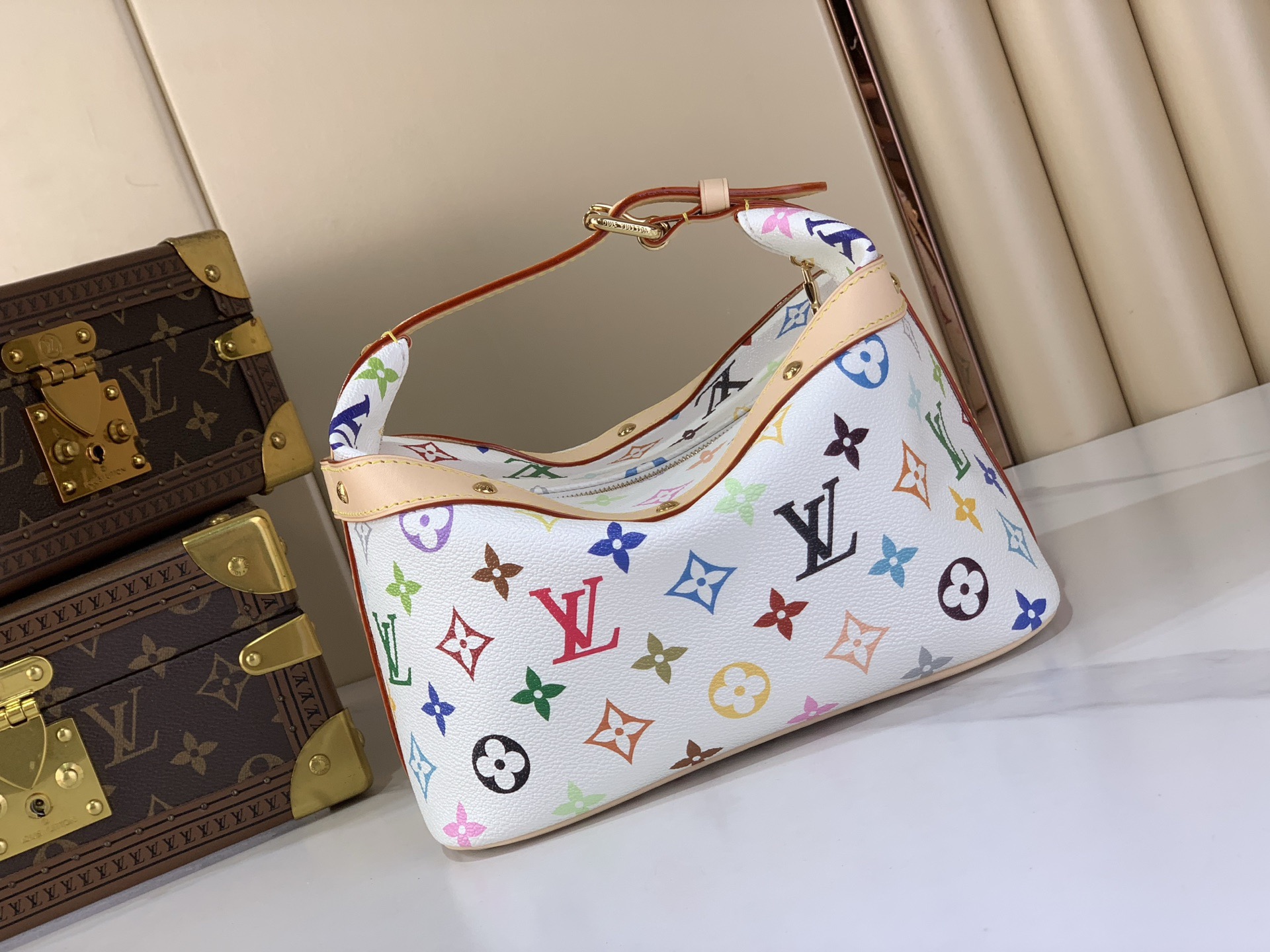 LV Style White Leather Toiletry Bag style reference detail image 1 from source 770262