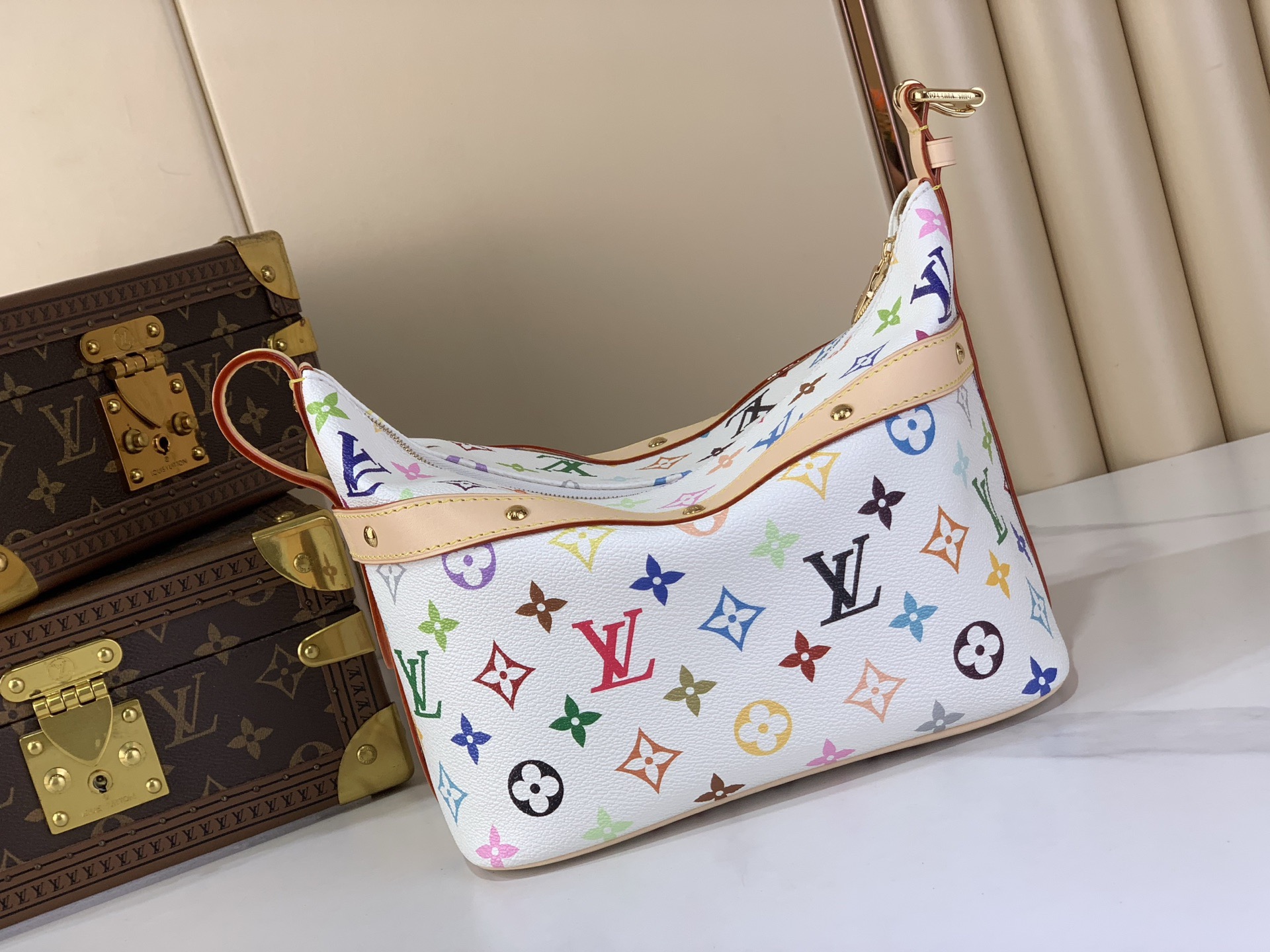 LV Style White Leather Toiletry Bag style reference detail image 6 from source 770262