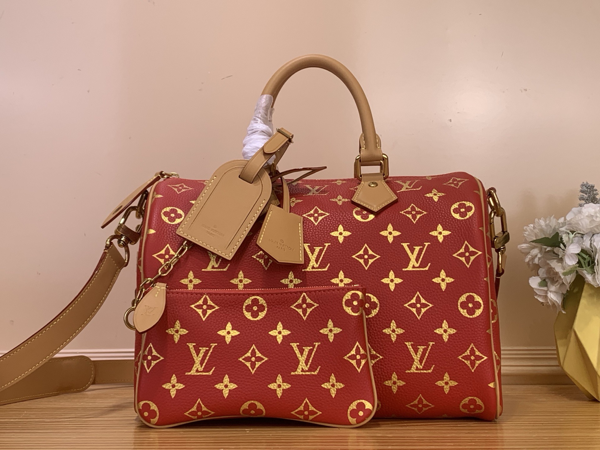 NO:710583,Top original order [SEEDY 9 BANDOULIRE 30 handbag] m15281 Chinese red This Seedy 9 Bandoulière 30 handbag relies on exquisite screen printing technology and incorporates Monogram pattern into soft cow leather. The top handle, name tag and key bag are all made of cow leather and lined with sheepskin. There are patch pockets and zipper pockets inside. The detachable storage bag completes the elegant configuration. Size 22.5 x 18  x 32 cm (height x width x length),,cowhide,sheepskin19860909顶级原单【SEEDY 9 BANDOULIRE 30 手袋】 m15281 中国红 本款 Seedy 9 Bandoulière 30 手袋依托精湛丝网印花工艺,为柔软牛皮革融入 Monogram 图案.顶部手柄、名牌及钥匙包均由牛皮革裁成,搭配羊皮革内衬.内设贴袋与拉链袋.可拆卸收纳包完善考究构型. 尺寸22.5 x 18 x 32 厘米 (高 x 宽 x 长度),,cowhide,sheepskin,Bag