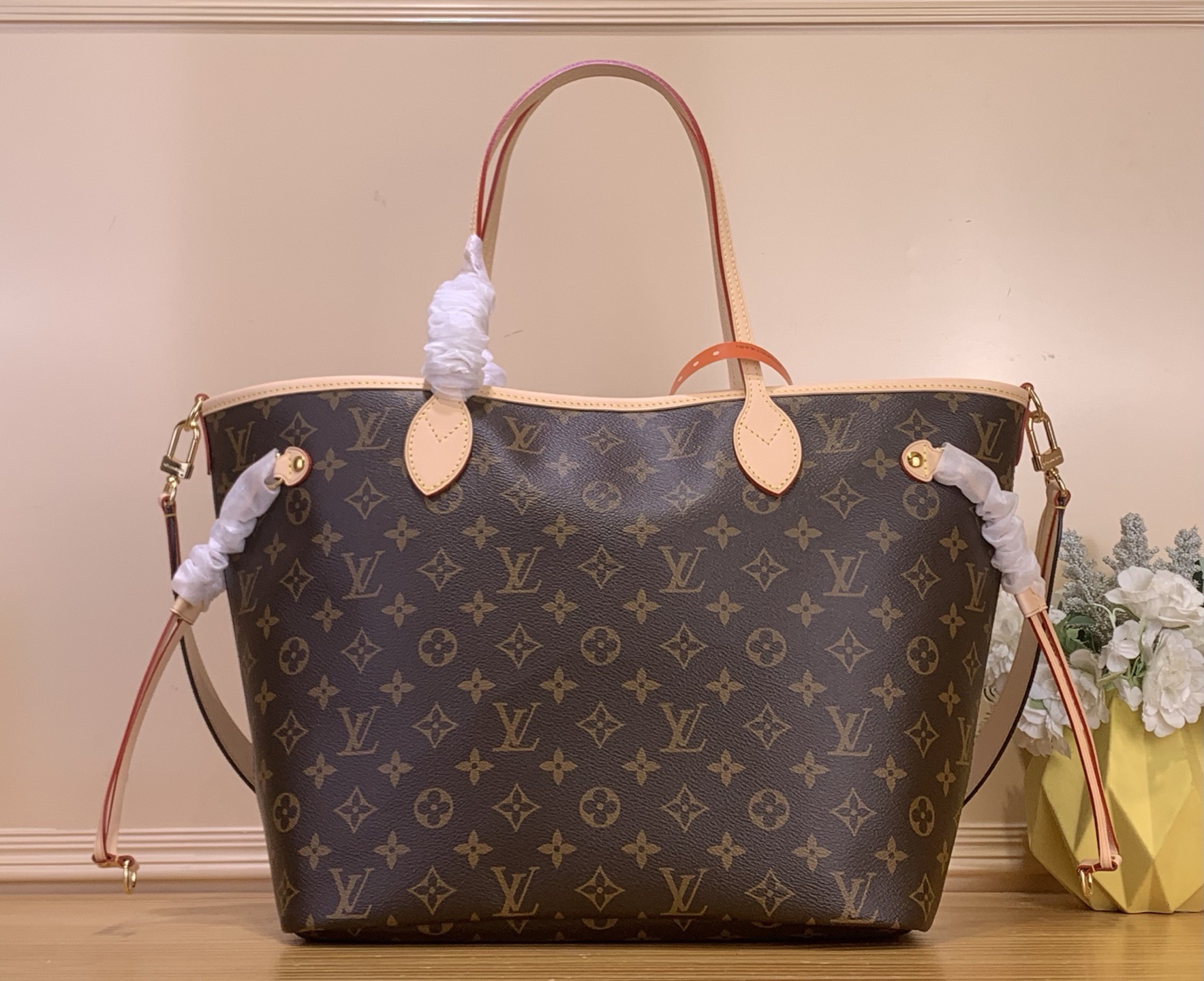 NO:710589,Top original order [NEVERFULL INSIDE OUT medium handbag] m28407 This Neverfull Inside Out hr medium handbag is made of Monogram canvas to release its elegant charm. Reversible to reveal unique colors. The leather shoulder strap and dazzling metal parts upgrade the gorgeous style, and the Louis Vuitton label pays tribute to the brand's classic heritage. The spacious space can easily accommodate daily needs such as laptops, and can be carried on the shoulder or in the hand. Dimensions 28 x 14 x 31 cm  5216065 (height x width x length),,louis vuitton19860909顶级原单【NEVERFULL INSIDE OUT 中号手袋】 m28407 本款 Neverfull Inside Out hr中号手袋以 Monogram 帆布释放优雅魅力,翻转即现别致色调.皮革肩带和耀目金属件升级华美格调,路易威登标签致敬品牌经典传承,宽敞空间可轻松容纳笔记本电脑等日常所需,肩背或手提皆宜. 尺寸28 x 14 x 31 厘米 5216065 (高 x 宽 x 长度),,louis vuitton,Bag