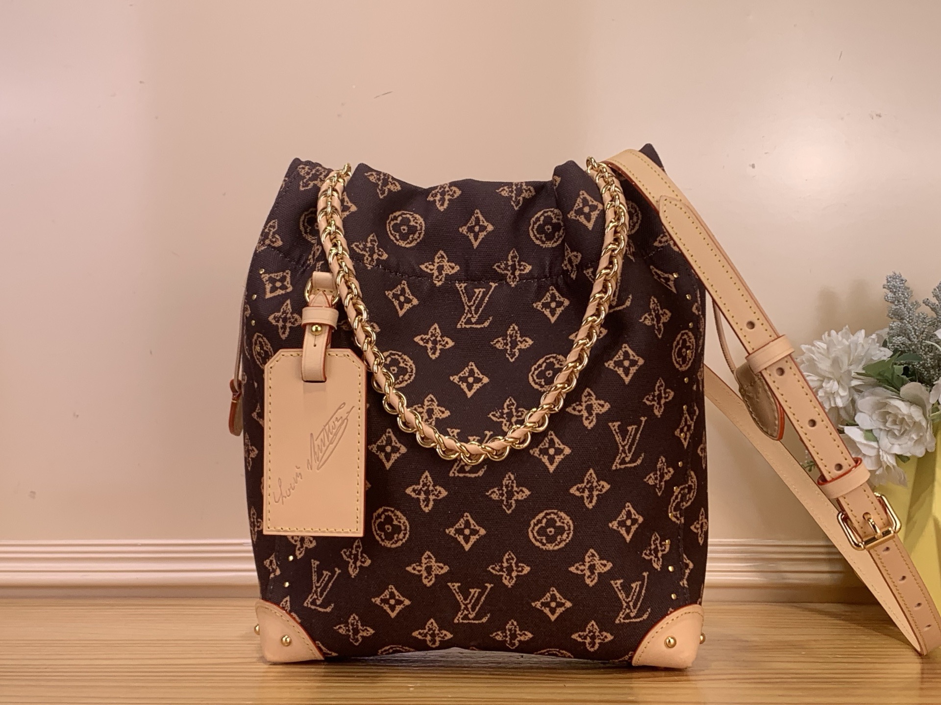 NO:710611,Top original item [NO TRUNK handbag] m28103 brown/color Noé Trunk handbag launches commemorative version, paying tribute to Louis Vuitton's trunk-making heritage and the anniversary of the birth of the Monogram pattern, adding meaning to collectors. The Monogram Origine pattern canvas creates ample space, with drawstring closure, which can easily accommodate daily needs. The inner label points out the identity of the series. Dimensions 27 x 8 x 23 cm 5816065 (H x  width x length),,louis vuitton19860909顶级原单【NO TRUNK 手袋】 m28103 棕色/彩色 Noé Trunk 手袋推出纪念版本,致敬路易威登的制箱传承和 Monogram 图案诞生 周年,为收藏家再添意义之选.Monogram Origine 图案帆布塑造充裕空间,搭配抽绳开合,可轻松容纳日常所需.内里标签点明庆贺系列身份. 尺寸27 x 8 x 23 厘米 5816065 (高 x 宽 x 长度),,louis vuitton,Bag