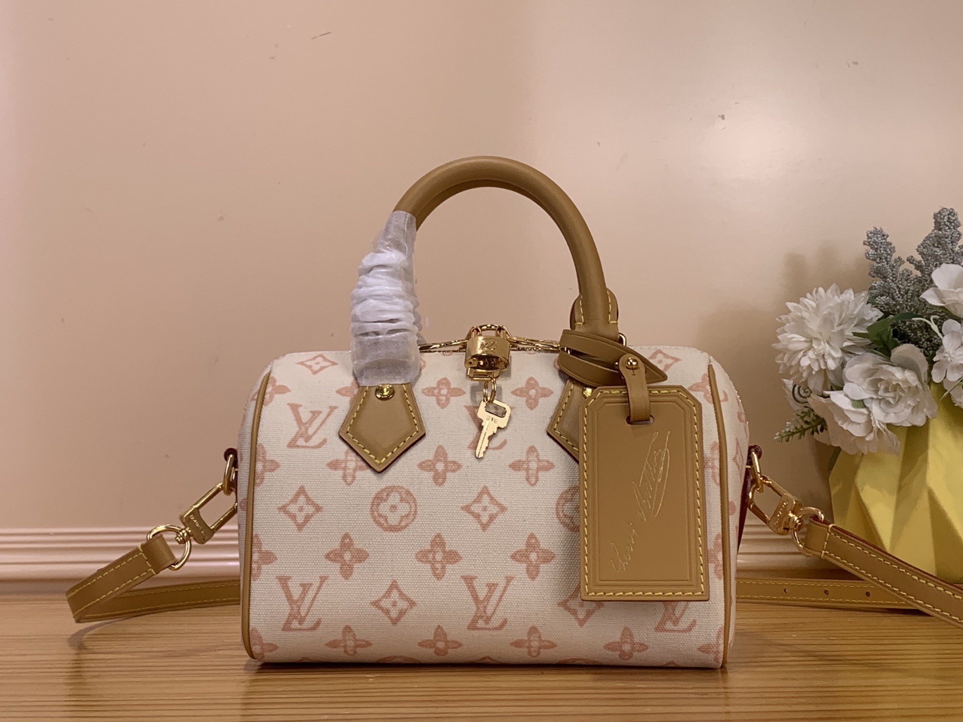 NO:710613,Top Original [Sac Speedy Bandoulière 20 Handbag] m27951 White/Color House’s new Monogram Origin hr canvas was created for the anniversary of the iconic Louis Vuitton pattern for this version of the Speedy Bandoulière 20  The gx bag completes the dress. It is sublimated with cowhide trim and is distinguished by its exclusive address holder and golden padlock. The dress can be worn in many ways and reveals the striped lining with flat pockets, ideal for keeping small essentials safely. Dimensions 20.5 x 13.5 x 12 cm. 5316065 (length x height x width),, louis vuitton, cowhide19860909顶级原单【Sac Speedy Bandoulière 20 手袋】 m27951 白色/彩色 House的新Monogram Origin hr帆布是为标志性的路易威登图案周年而创造的,为这个版本的Speedy Bandoulière 20 gx包增添了礼服.它由牛皮装饰升华,并以其专属地址持有人和金色挂锁而著称.这件衣服可以以多种方式穿着,并露出条纹衬里,带有扁平口袋,非常适合安全保存小必需品. 尺寸20.5 x 13.5 x 12厘米.5316065（长度x高度x宽度）,,louis vuitton,cowhide,Bag