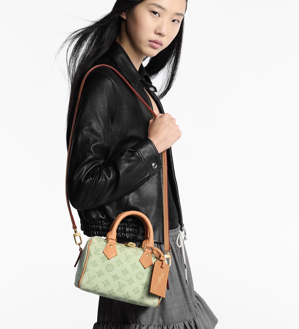 NO:710616,[Sac Seedy Bandoulière 20 handbag] m27951 white/color m27530 light green/color model picture,19860909【Sac Seedy Bandoulière 20 手袋】 m27951 白色/彩色 m27530 浅绿色/彩色 模特图,,Bag