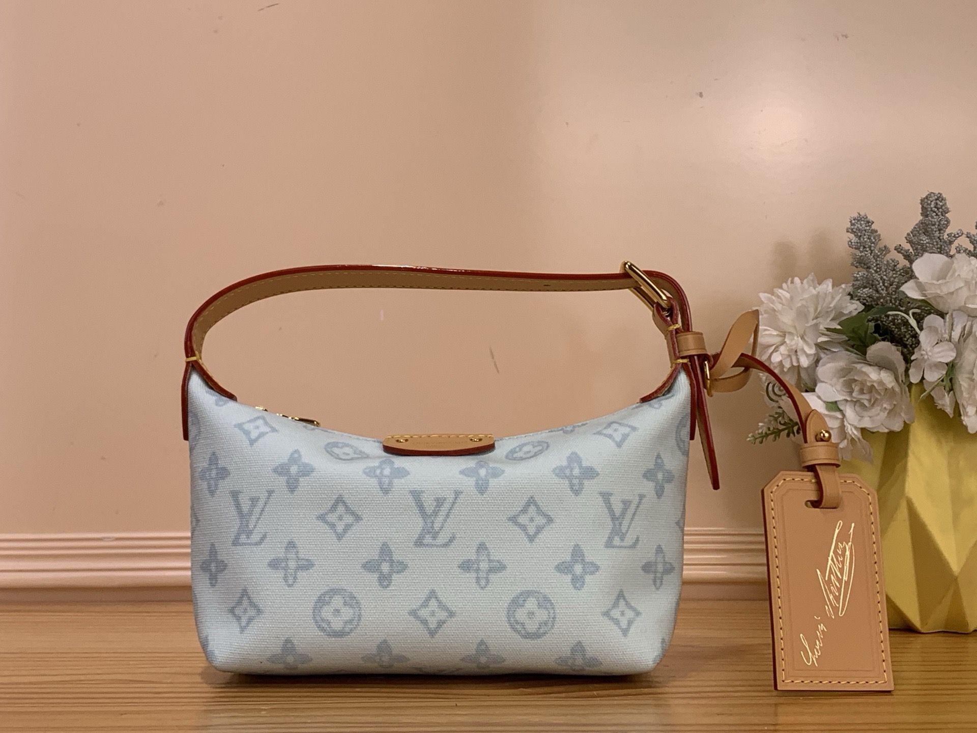 NO:710609,Top Original [Pochette Hills Handbag] m28250 Light Blue/Color This elegant Pochette Hills is re-invented on the occasion of the anniversary series celebrating the anniversary of the Louis Vuitton Monogram pattern. This blue version is designed by Monogram Origine  Crafted in HR canvas, the GX is elevated with smooth cowhide leather upholstery and embellished with a removable address stand that pays homage to the house's traveling heritage. Its ideal size accommodates everyday essentials, while its adjustable handles provide refined wear. Dimensions 18.5 x 11 x 6.5 cm. 4315055 (Length x Height x Width), Louis Vuitton, Cowhide19860909顶级原单【Pochette Hills 手袋】m28250 浅蓝色/彩色 这款优雅的Pochette Hills是在庆祝Louis Vuitton Monogram 图案周年的周年纪念系列之际重新发明的.这款蓝色版本由Monogram Origine hr帆布制成,gx用光滑的牛皮装饰升华,并装饰有可拆卸的地址支架,向房子旅行的遗产致敬.其理想的尺寸可以容纳日常必需品,而其可调节的手柄提供了精致的穿着. 尺寸18.5 x 11 x 6.5厘米.4315055（长度x高度x宽度）,,louis vuitton,cowhide,Bag