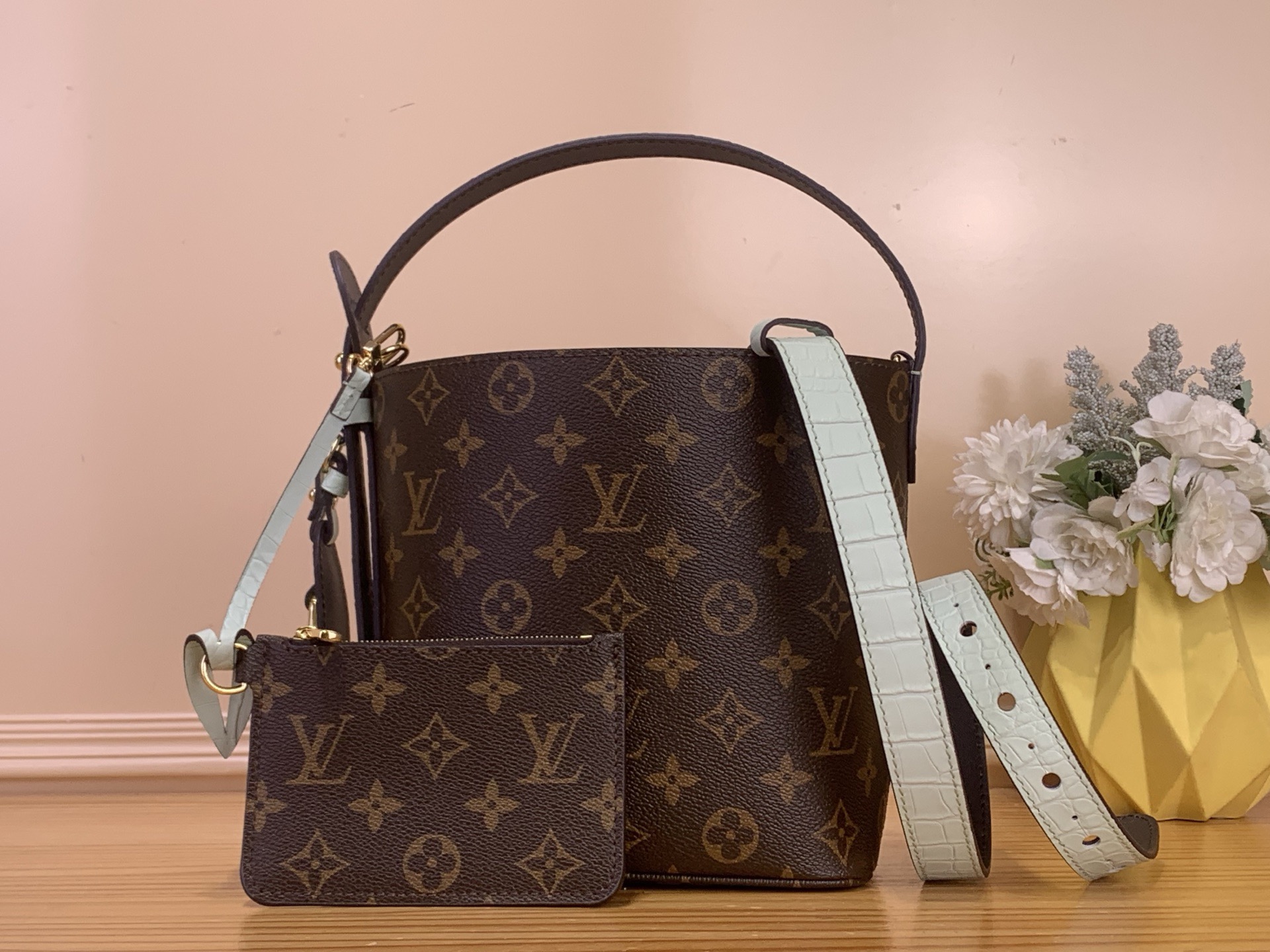 NO:710605,Top original item [ALL IN BB handbag] m28317 Presbyopia/Blue (Cow leather with crocodile pattern) This All In BB handbag is from the Lunar New Year 5g series. It is made of Monogram canvas with bright lining and leather trim. The classic bucket bag configuration is equipped with a unique padlock and a detachable zipper inner bag. It can be worn cross-body, shoulder or hand-carried by the top handle. Size 18 x 12 x 16  cm.5016065 (height x width x length),,cowhide19860909顶级原单【ALL IN BB 手袋】 m28317 老花/蓝色（牛皮压鳄鱼纹） 本款 All In BB 手袋出自 Lunar New Year 5g系列,为 Monogram 帆布搭配亮丽内衬和皮革饰边.经典水桶包构型配有别致挂锁和可拆卸拉链内袋,斜挎、肩背或利用顶部手柄手提皆宜. 尺寸18 x 12 x 16 厘米.5016065 (高 x 宽 x 长度),,cowhide,Bag