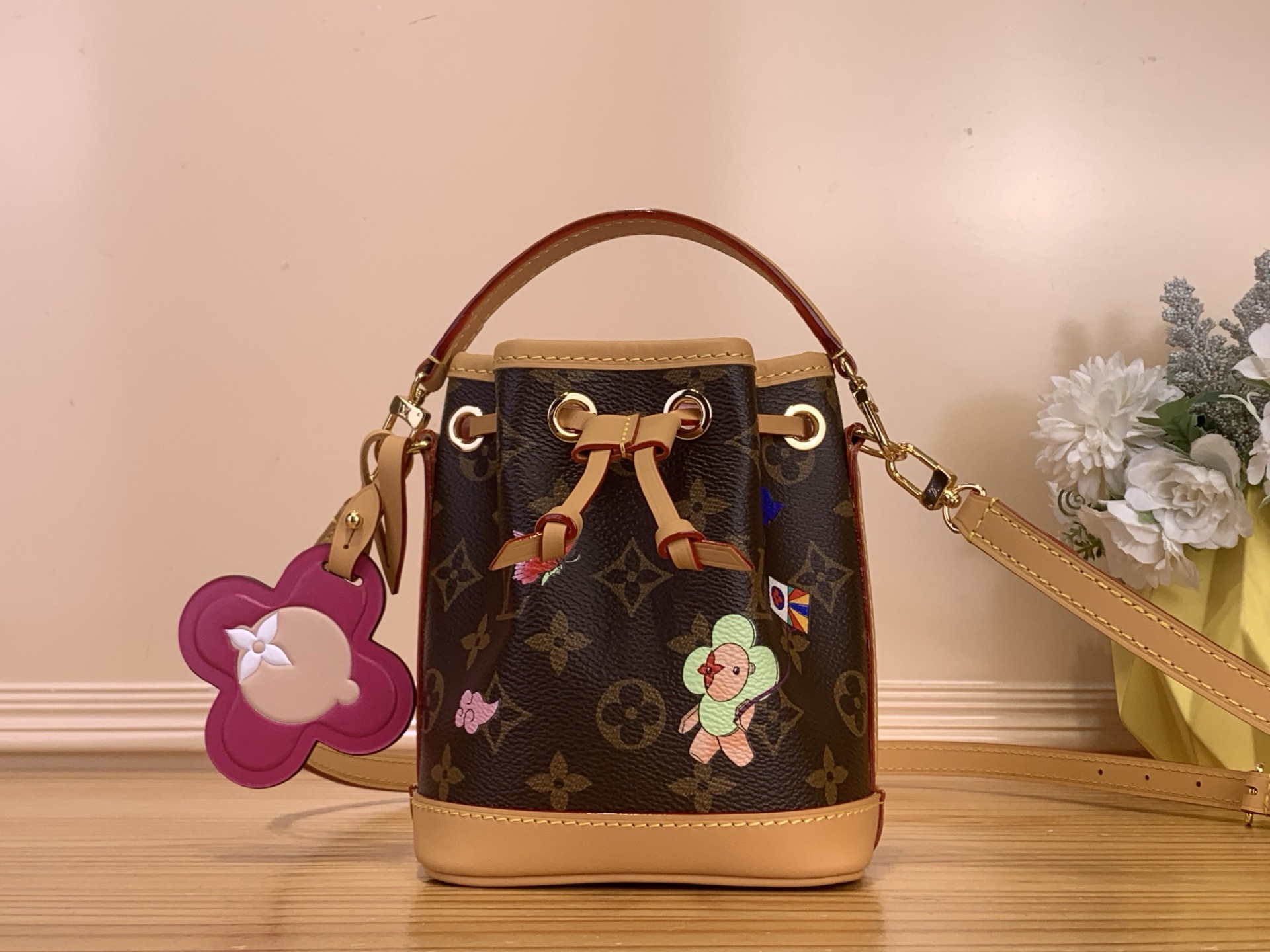 NO:710600,Top original order [NANO NO handbag] m12221 presbyopia/blue (silk screen - Christmas) m26623 presbyopia/rose pink To celebrate the holiday season and welcome the return of the brand mascot Vivienne jh, the Nano Noé handbag launches the Snow Show version. Monogram canvas presents the scene of the mascot playing happily in LV snowflakes, with detachable Vivienne  Stylish leather pendant, exuding fun and dreamy atmosphere. Dimensions: 16 x 10 x 13 cm. 4615055,, louis vuitton19860909顶级原单【NANO NO 手袋】 m12221 老花/蓝色（丝印-圣诞） m26623 老花/玫粉色 为欢庆节日季并迎接品牌吉祥物 Vivienne jh的回归,Nano Noé 手袋推出 Snow Show 版本.Monogram 帆布呈现吉祥物于 LV 雪花中欢乐嬉戏的场景,搭配可拆卸 Vivienne 造型皮革挂饰,流露盎然意趣和梦幻气息. 尺寸16 x 10 x 13 厘米.4615055,,louis vuitton,Bag