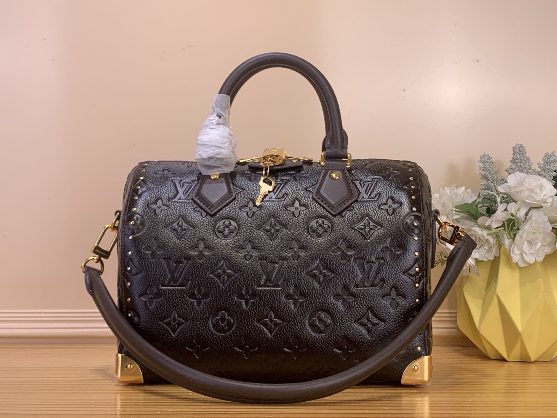 NO:710596,Top original order [SEEDY TRUNK 25 handbag] m26392 maroon This Seedy Trunk 25 handbag reinterprets Louis Vuitton's classic box shape from a modern perspective and inherits the brand's box-making technology genes. The selected cow leather presents the Monogram Saga hr classic pattern, creating a retro texture appearance, and is matched with metal parts to add luxury. The exquisite capacity design can easily store daily necessities, and can be switched with multiple carrying methods, both practical and elegant. Size 20 x 15  x 27 cm.7018075 (height x width x length),,louis vuitton,cowhide19860909顶级原单【SEEDY TRUNK 25 手袋】 m26392 枣红色 本款 Seedy Trunk 25 手袋以现代视角重新诠释路易威登经典箱型,承袭品牌制箱工艺基因.精选牛皮革呈现 Monogram Saga hr经典花纹,打造复古质感外观,搭配金属件更添奢华.精巧容量设计轻松收纳日常用品,多种背法随心切换,兼具实用与优雅. 尺寸20 x 15 x 27 厘米.7018075 (高 x 宽 x 长度),,louis vuitton,cowhide,Bag