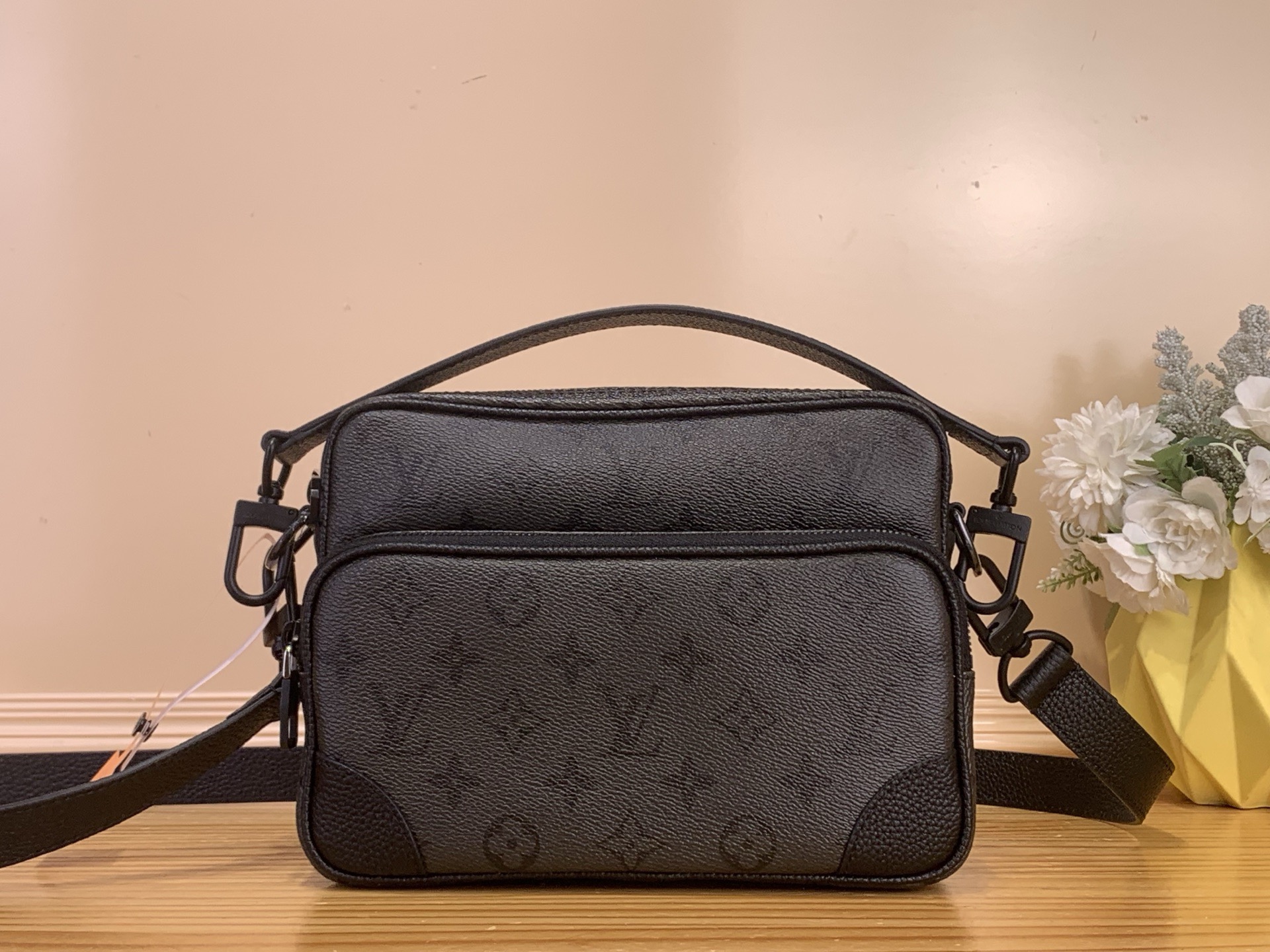 NO:710606,Top original order [NIL handbag] m26783 Black flower silk screen This Nil crossbody bag is made of Monogram Midnight Cc coated canvas with a modern interpretation of Monogram pattern, Monogram flower and LV letters. The elegant color matching highlights the restrained retro structure. The detachable top handle and shoulder strap provide various carrying options. Dimensions 17.5 x 11 x 25 cm 5416065 (Height x Width x  length),,louis vuitton,satchels,crossbody bags19860909顶级原单【NIL 手袋】 m26783 黑花丝印 本款 Nil 斜挎包以 Monogram Midnight Cc涂层帆布摩登演绎 Monogram 图案、Monogram 花卉及 LV 字母.雅致配色烘托内敛复古构型.可拆卸顶部手柄与肩带提供多样背携选择. 尺寸17.5 x 11 x 25 厘米 5416065 (高 x 宽 x 长度),,louis vuitton,satchels,crossbody bags,Bag