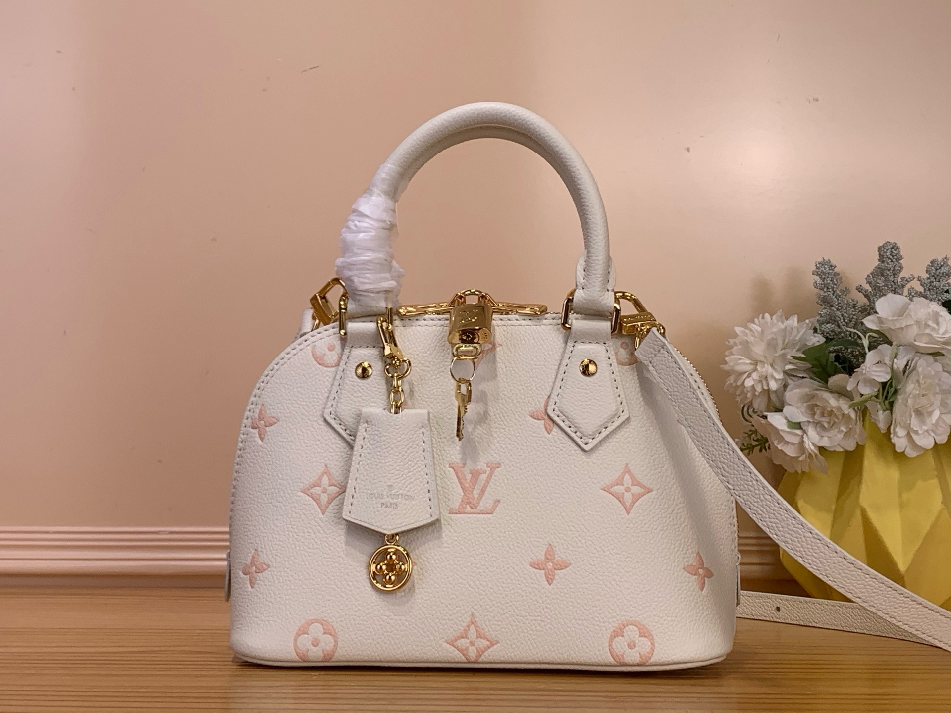 NO:710603,Top original order [Alma bb handbag] m27574 pink/silk screen (strawberry milk) 26409 'Alma' is reinterpreted with this season's unique exquisite two-color  BB'. The Maison's MonogramAmlant leather is painted in milky white and peach, which is very beautiful. Multiple LV signatures such as name tags and padlocks (locks), and playful decorative charms add embellishment. Paired with bright gold gold hardware, it creates a graceful impression and is an elegant style. Dimensions 23.5 x 17.5 x 11.5 cm. 8019095 (width x height x sides),, louis vuitton19860909顶级原单【Alma bb 手袋】 m27574 粉色/丝印（草莓牛奶）26409 以本季特有的精致双色重新诠释的“ Alma BB”.在Maison的MonogramAmlant皮革上涂有乳白色和桃红色,非常美丽.名牌和挂锁（锁）等多个LV签名,以及充满玩味的装饰性吊饰增添了点缀.配上明亮的金色金具,营造出优美的印象,是优雅的风格. 尺寸23.5 x 17.5 x 11.5厘米.8019095（宽x高x边）,,louis vuitton,Bag