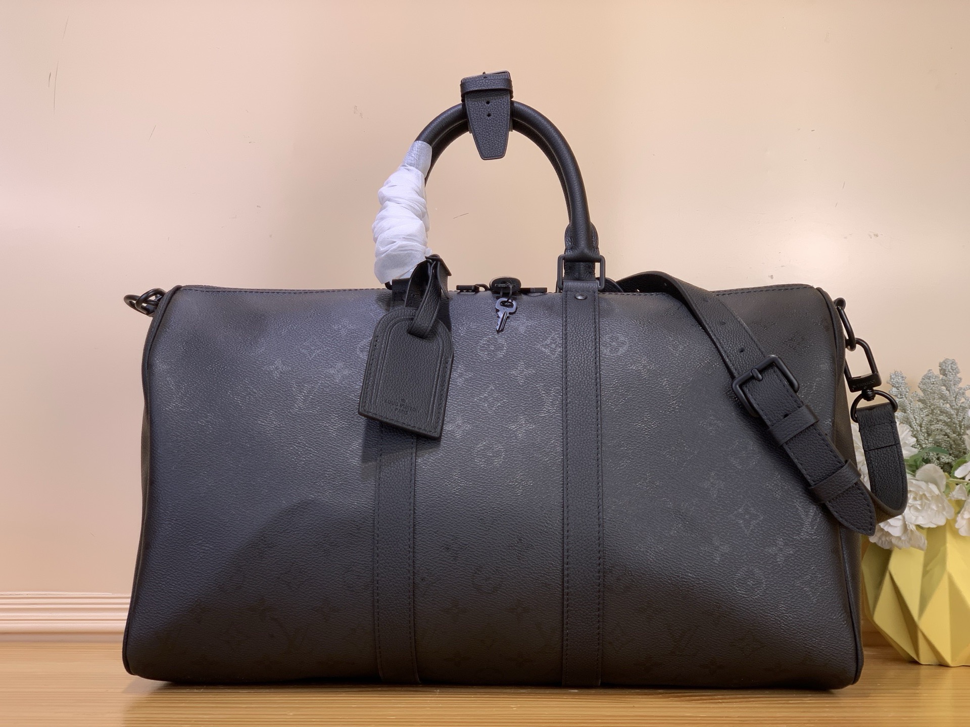 NO:710601,Top original item [Keeall Bandoulière 45 Travel Bag] M41418 28403 black flower silk screen printing Monogram Midnight coated canvas with restrained Monogram hx pattern. Matte metal parts, micrograined cowhide leather trim and top handle create a solid color configuration. With detachable and adjustable shoulder strap, it can be easily carried, making it a fashionable choice for short trips. Dimensions 27 x 20 x 45 cm  6317075 (height x width x length),,cowhide19860909顶级原单【Keeall Bandoulière 45 旅行袋】M41418 28403 黑花丝印 为 Monogram Midnight 涂层帆布铺陈内敛 Monogram hx图案.哑光金属件、微粒面牛皮革饰边与顶部手柄共塑纯色构型.搭配可拆卸并调节的肩带,可轻松携行,成就短途旅行的时尚之选. 尺寸27 x 20 x 45厘米 6317075 (高 x 宽 x 长度),,cowhide,Bag