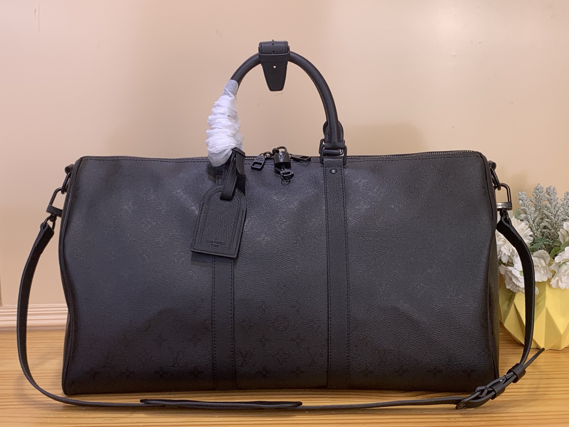 NO:710599,Top original item [Keeall Bandoulière 50 travel bag] M41416 28403 black flower silk screen, Monogram Midnight coated canvas is laid out with a restrained Monogram hx pattern. Matte metal parts, micrograined cowhide leather trim and top handle create a solid color configuration. With a detachable and adjustable shoulder strap, it can be easily carried, making it a fashionable choice for short trips. Dimensions 29 x 23 x 50 cm  6417075 (height x width x length),,cowhide19860909顶级原单【Keeall Bandoulière 50 旅行袋】M41416 28403 黑花丝印 为 Monogram Midnight 涂层帆布铺陈内敛 Monogram hx图案.哑光金属件、微粒面牛皮革饰边与顶部手柄共塑纯色构型.搭配可拆卸并调节的肩带,可轻松携行,成就短途旅行的时尚之选. 尺寸29 x 23 x 50 厘米 6417075 (高 x 宽 x 长度),,cowhide,Bag