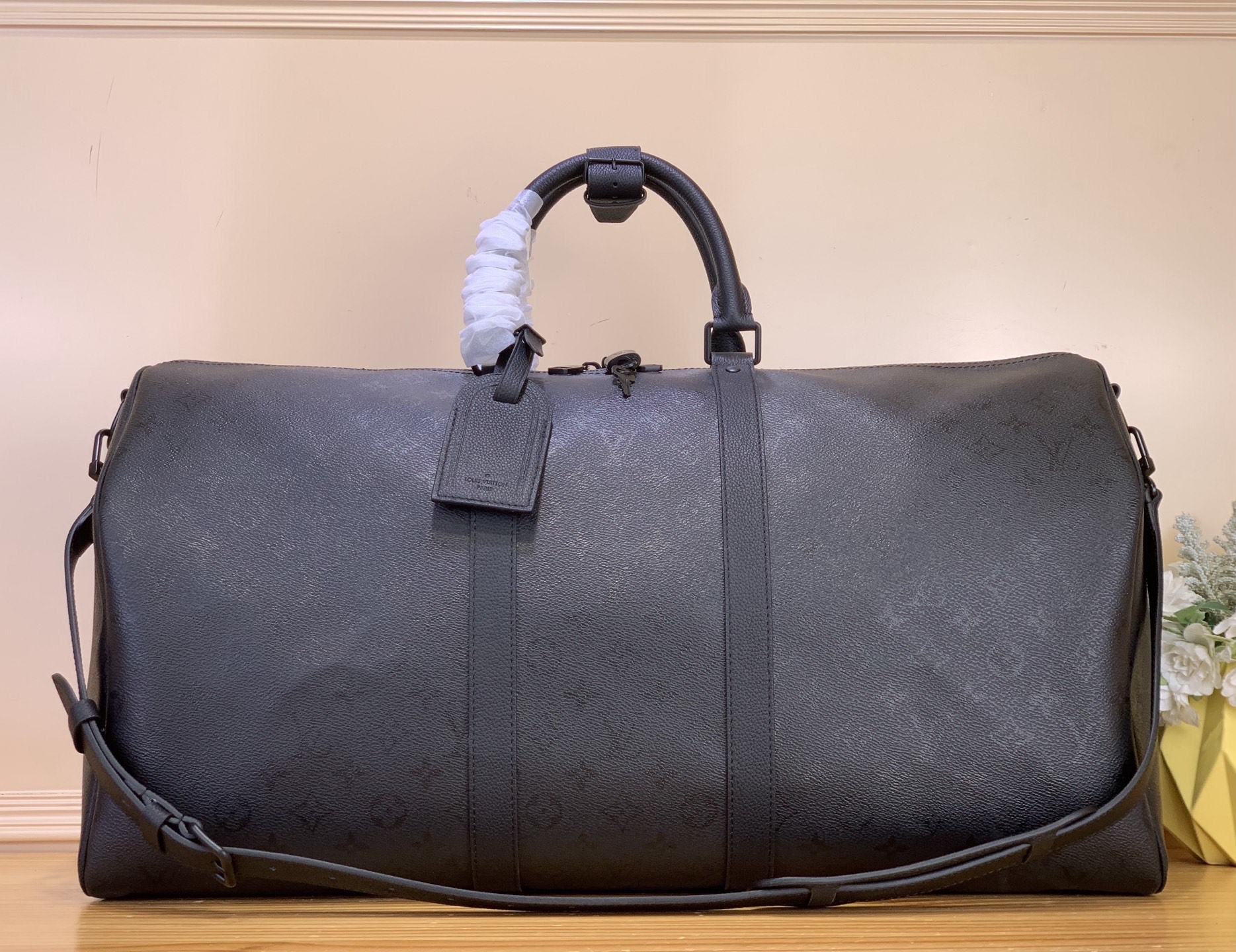 NO:710597,Top original item [Keeall Bandoulière 55 travel bag] M41414 28403 black flower silk screen printing on Monogram Midnight coated canvas with restrained Monogram hx pattern. Matte metal parts, micrograined cow leather trim and top handle create a solid color configuration. With detachable and adjustable shoulder strap, it can be easily carried, making it a fashionable choice for short trips. Size 31 x 26 x 55  cm6517075 (height x width x length),,cowhide19860909顶级原单【Keeall Bandoulière 55 旅行袋】M41414 28403 黑花丝印 为 Monogram Midnight 涂层帆布铺陈内敛 Monogram hx图案.哑光金属件、微粒面牛皮革饰边与顶部手柄共塑纯色构型.搭配可拆卸并调节的肩带,可轻松携行,成就短途旅行的时尚之选. 尺寸31 x 26 x 55 厘米6517075 (高 x 宽 x 长度),,cowhide,Bag