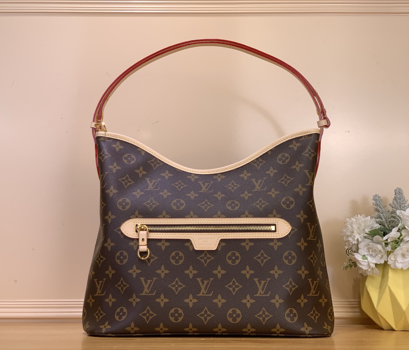 NO:767648,Top original order [LINEU handbag] m27335 Louis Vuitton's Monogram sj series launches the Lineu handbag, a modern choice for daily commuting and weekend leisure. The canvas bag presents a classic pattern, and the leather trim injects sharp contrast. The front zipper pocket is embellished with dazzling metal parts. There is ample space to accommodate a laptop, and the inner patch pocket can safely store a mobile phone or card holder. Dimensions 26 x 13 x 34.5 cm 5617075 (H x  width x length),,louis vuitton19860909顶级原单【LINEU 手袋】 m27335 路易威登 Monogram sj系列推出 Lineu 手袋,成就日常通勤及周末休闲的摩登之选.帆布包身呈现经典图案,皮革饰边注入鲜明反差,正面拉链口袋点缀耀目金属件,充裕空间可容纳笔记本电脑,内贴袋妥善保存手机或卡夹. 尺寸26 x 13 x 34.5 厘米 5617075 (高 x 宽 x 长度),,louis vuitton,Bag