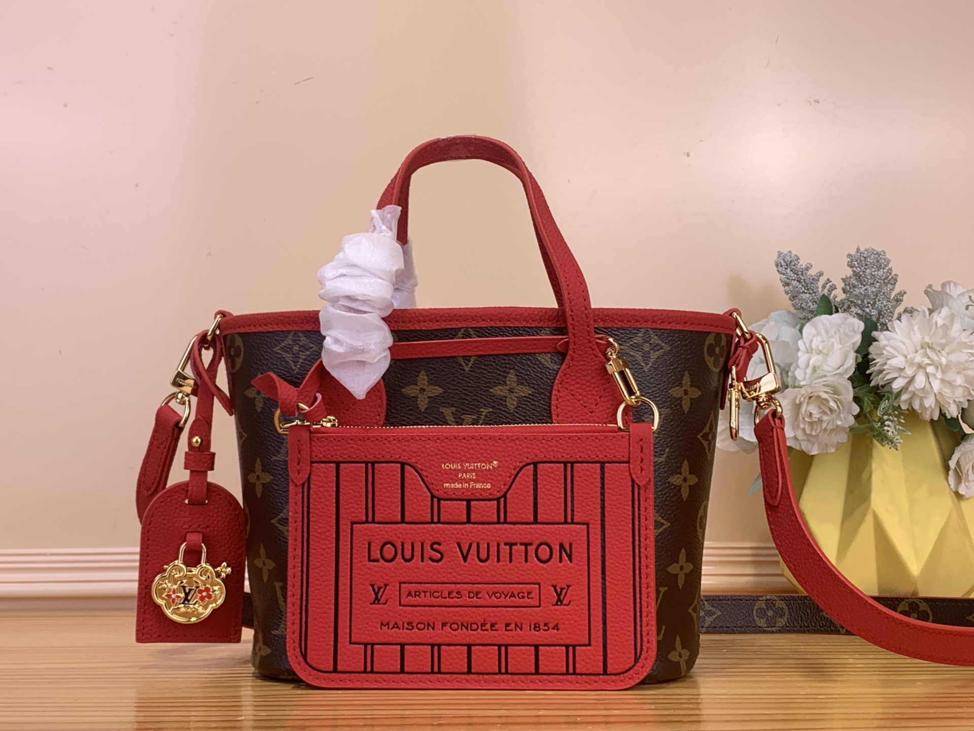 NO:717953,Top original order [NEVERFULL INSIDE OUT BB Handbag] m28318 Presbyopia/Red This Neverfull Inside Out BB handbag is made of the brand's iconic Monogram jh canvas with distinctive leather trim, which is full of the Lunar New Year atmosphere. The detachable zipper storage bag is rich in details, and the unique LV padlock and nameplate pay tribute to the traditional Chinese festival. Size 16.5 x 11 x 26.5  cm.5816065 (height x width x length),,louis vuitton19860909顶级原单【NEVERFULL INSIDE OUT BB 手袋】 m28318 老花/ 红色 本款 Neverfull Inside Out BB 手袋为品牌标志性 Monogram jh帆布搭配鲜明皮革饰边,洋溢农历新春气息.可拆卸拉链收纳袋丰富细节,别致 LV 挂锁和名牌致敬中国传统佳节. 尺寸16.5 x 11 x 26.5 厘米.5816065 (高 x 宽 x 长度),,louis vuitton,Bag