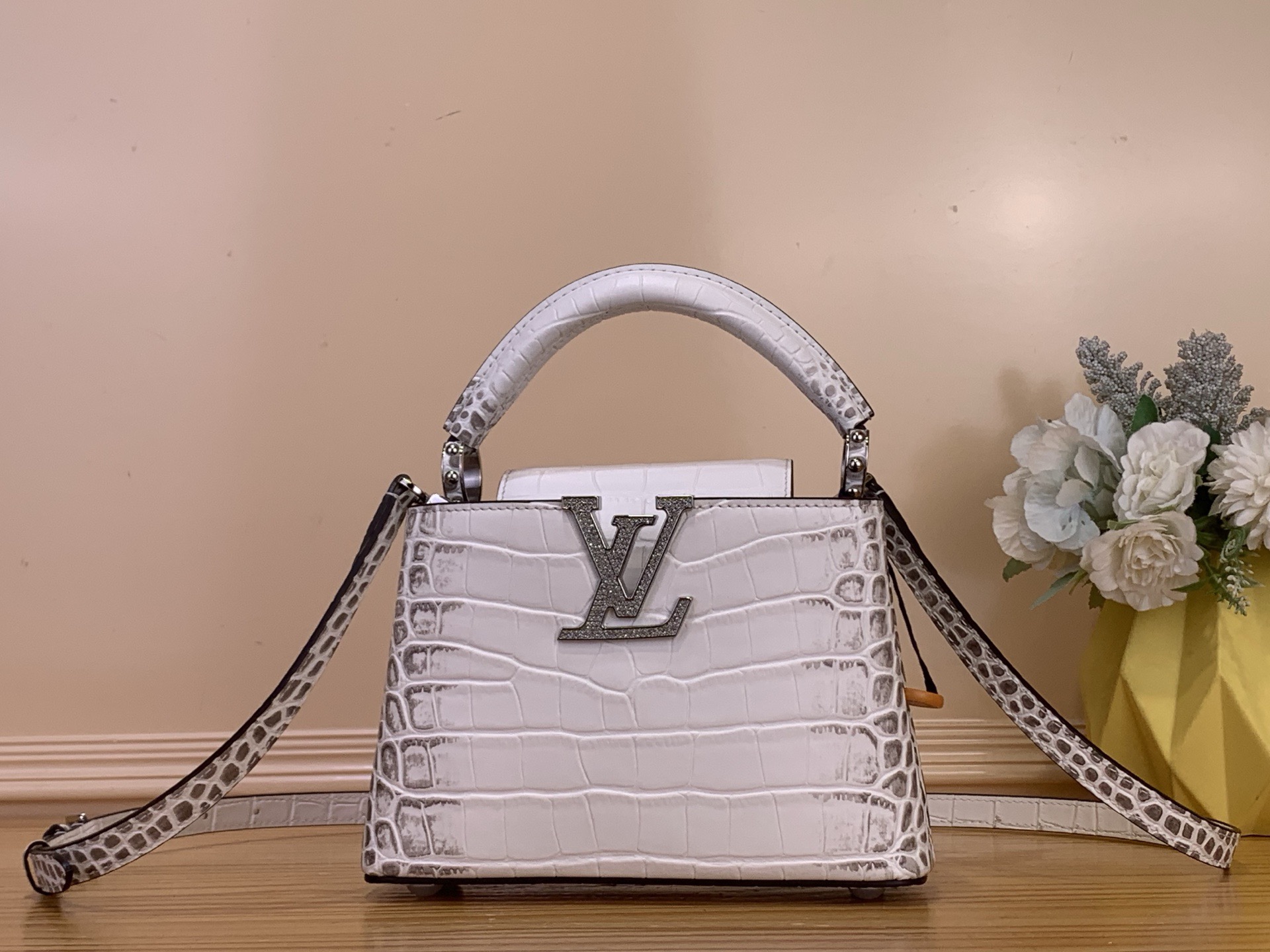 NO:717976,Top original order [Caucines mini handbag] M94227 48865 white/Himalaya (cow leather embossed crocodile pattern - diamond logo) Noble crocodile skin pattern, luxurious goatskin lining, shiny metal accessories, unique Caucines jw flap can be stored in the bag to display the letter logo, and can be turned out to present the Monogram Flower pattern. Size 21* 14* 8 cm  110121250,,cowhide,sheepskin,crocodile skin19860909顶级原单【Caucines mini 手袋】M94227 48865 白色/喜马拉雅（牛皮压鳄鱼纹-钻logo） 高贵的鳄鱼皮纹,奢华的山羊皮衬里,闪亮的金属饰件,特有的Caucines jw搭盖既可收入包内展示字母标识,又可外翻 呈现Monogram Flower图案 . 尺寸21* 14* 8 cm 110121250,,cowhide,sheepskin,crocodile skin,Bag