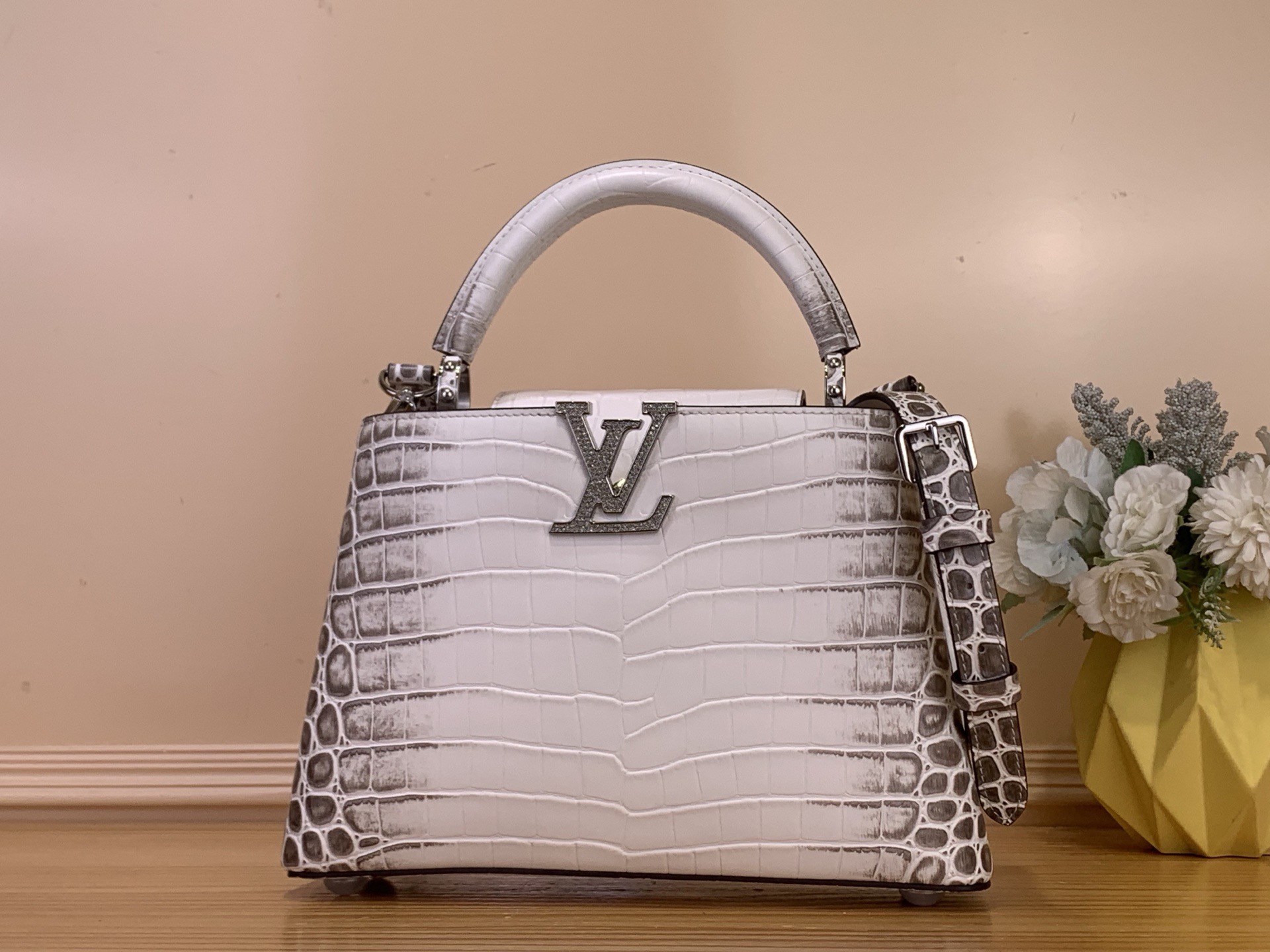 NO:717974,Top original order [Caucines bb handbag] M94227 48865 white/Himalaya (cowhide embossed crocodile pattern - diamond logo) Noble crocodile skin pattern, luxurious goatskin lining, shiny metal accessories, unique Caucines jw flap can be stored in the bag to display the letter logo, or can be turned out to display the Monogram Flower pattern. Size 17.3 x 9 x 27 cm  125121350,,cowhide,sheepskin,crocodile skin19860909顶级原单【Caucines bb手袋】M94227 48865 白色/喜马拉雅（牛皮压鳄鱼纹 -钻logo） 高贵的鳄鱼皮纹,奢华的山羊皮衬里,闪亮的金属饰件,特有的Caucines jw搭盖既可收入包内展示字母标识,又可外翻 呈现Monogram Flower图案 . 尺寸17.3 x 9 x 27 cm 125121350,,cowhide,sheepskin,crocodile skin,Bag