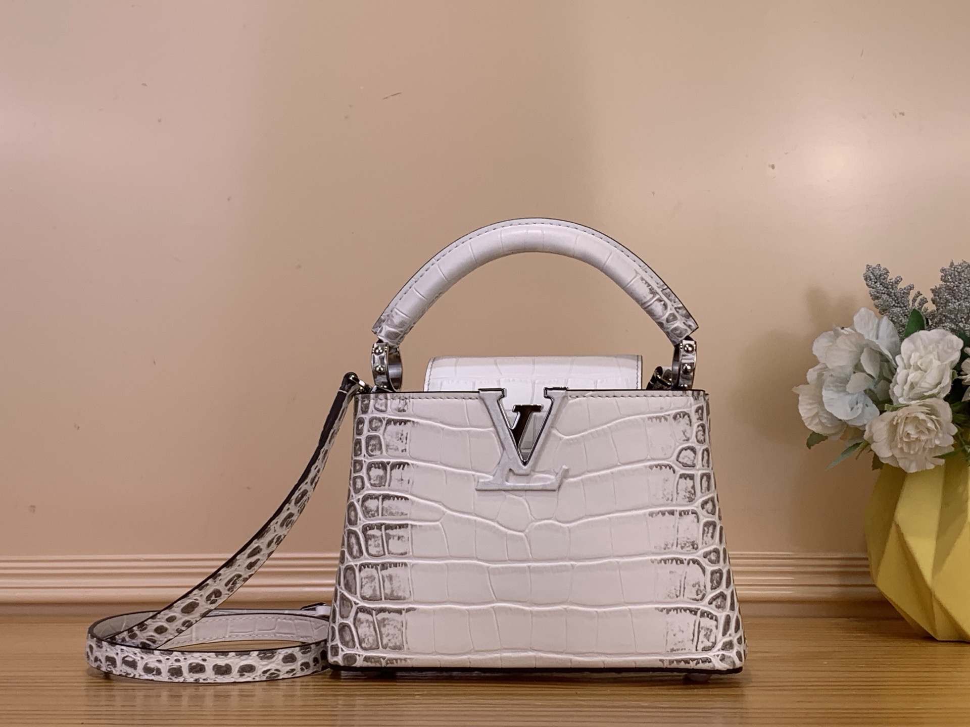 NO:717972,Top original order [Caucines mini handbag] M94227 48865 white/Himalaya (cow leather embossed crocodile pattern) noble crocodile skin pattern, luxurious goatskin lining, shiny metal accessories, unique Caucines jw flap can be stored in the bag to display the letter logo, and can be turned out to present the Monogram Flower pattern. Size 21* 14* 8 cm  110121250,,cowhide,sheepskin,crocodile skin19860909顶级原单【Caucines mini 手袋】M94227 48865 白色/喜马拉雅（牛皮压鳄鱼纹） 高贵的鳄鱼皮纹,奢华的山羊皮衬里,闪亮的金属饰件,特有的Caucines jw搭盖既可收入包内展示字母标识,又可外翻 呈现Monogram Flower图案 . 尺寸21* 14* 8 cm 110121250,,cowhide,sheepskin,crocodile skin,Bag