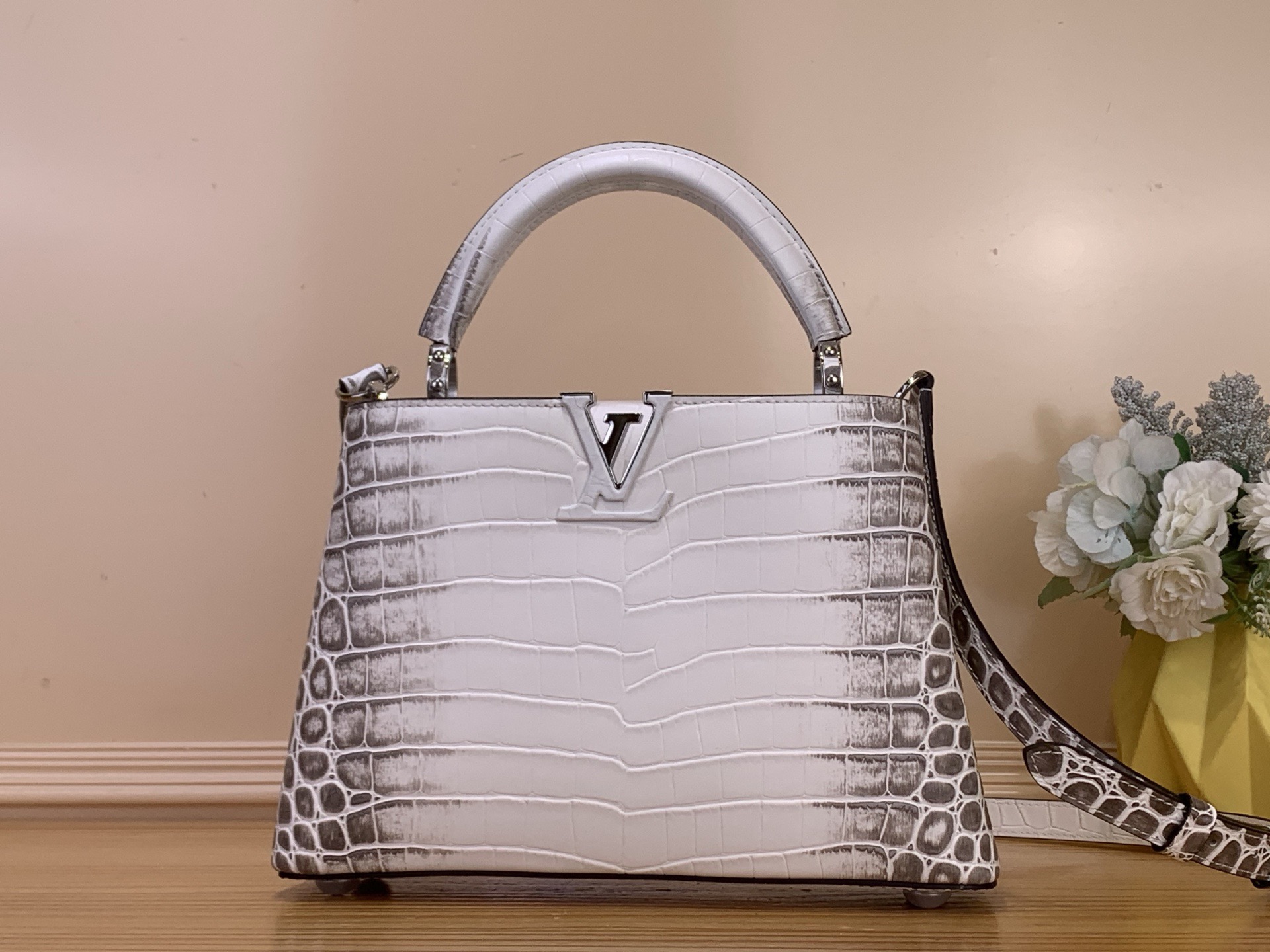 NO:717988,Top original order [Caucines bb handbag] M94227 48865 white/Himalaya (cow leather embossed crocodile pattern), noble crocodile skin pattern, luxurious goatskin lining, shiny metal accessories, the unique Caucines jw flap can be stored in the bag to display the letter logo, or can be turned out to display the Monogram Flower pattern. Size 17.3 x 9 x 27 cm  125121350,,cowhide,sheepskin,crocodile skin19860909顶级原单【Caucines bb手袋】M94227 48865 白色/喜马拉雅（牛皮压鳄鱼纹） 高贵的鳄鱼皮纹,奢华的山羊皮衬里,闪亮的金属饰件,特有的Caucines jw搭盖既可收入包内展示字母标识,又可外翻 呈现Monogram Flower图案 . 尺寸17.3 x 9 x 27 cm 125121350,,cowhide,sheepskin,crocodile skin,Bag