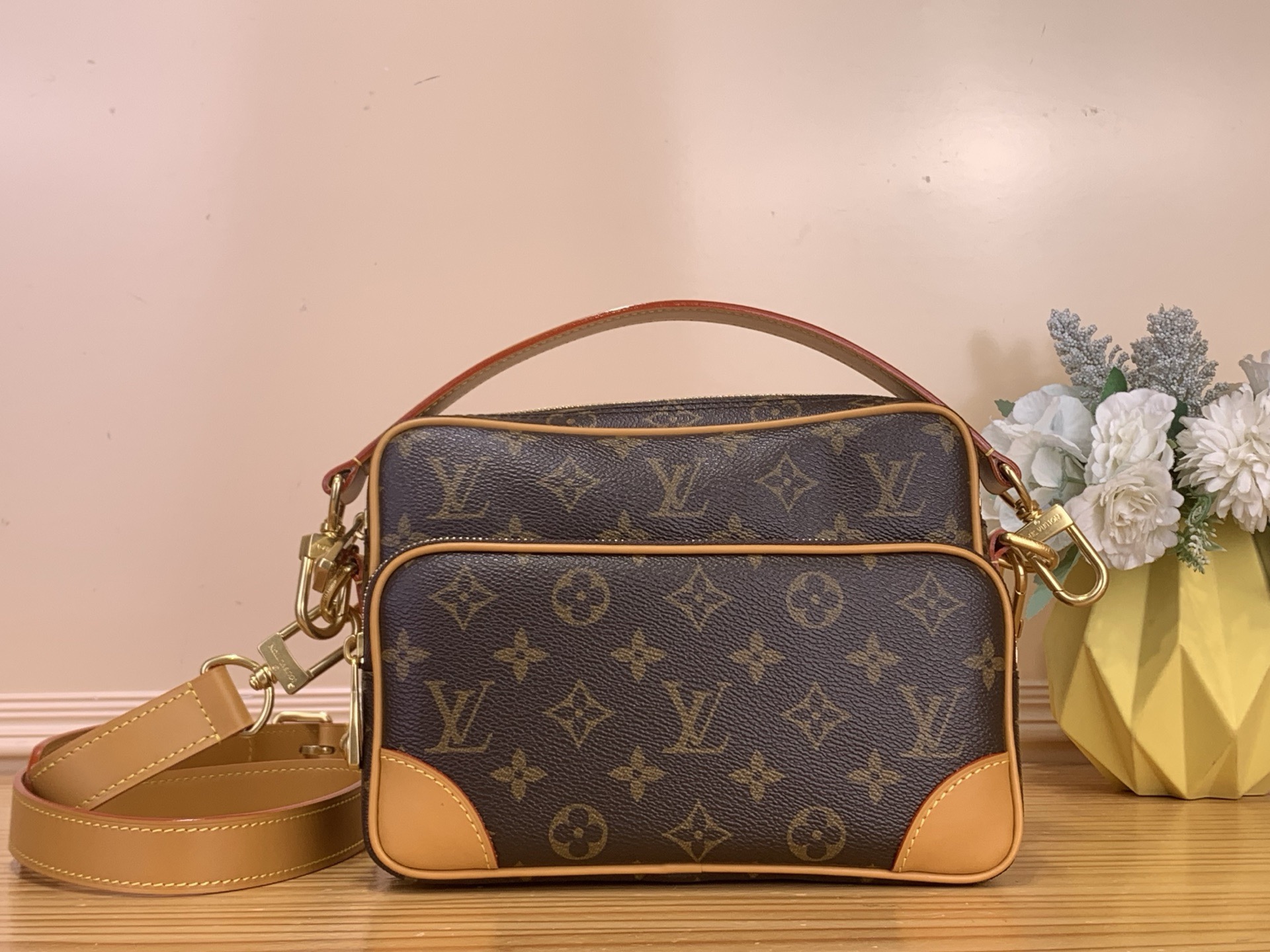 NO:762992,Top original order [NIL Messenger Bag] m14016 Vintage (vc) Nil handbag is fashionable and compact, belonging to the Monogram Archive series. It is made of Monogram hx coated canvas and decorated with cow leather trim. The handbag combines retro details with modern elegance. The corners are reinforced and matched with harrell Williams' newly launched pearl zipper. The detachable handle and strap are flexible and portable. Size 17.5 x 11 x 25 cm  5216065,,cowhide19860909顶级原单【NIL 邮差包】 m14016 复古（vc） Nil 手袋时尚小巧,属于 Monogram Archive 系列,以 Monogram hx涂层帆布制作包身,并饰以牛皮革镶边.手袋融合复古细节与现代雅致格调,包角经过加固,并搭配 harrell Williams 新近推出的珍珠拉链.可拆卸手柄与背带灵活便携. 尺寸17.5 x 11 x 25 厘米 5216065,,cowhide,Bag