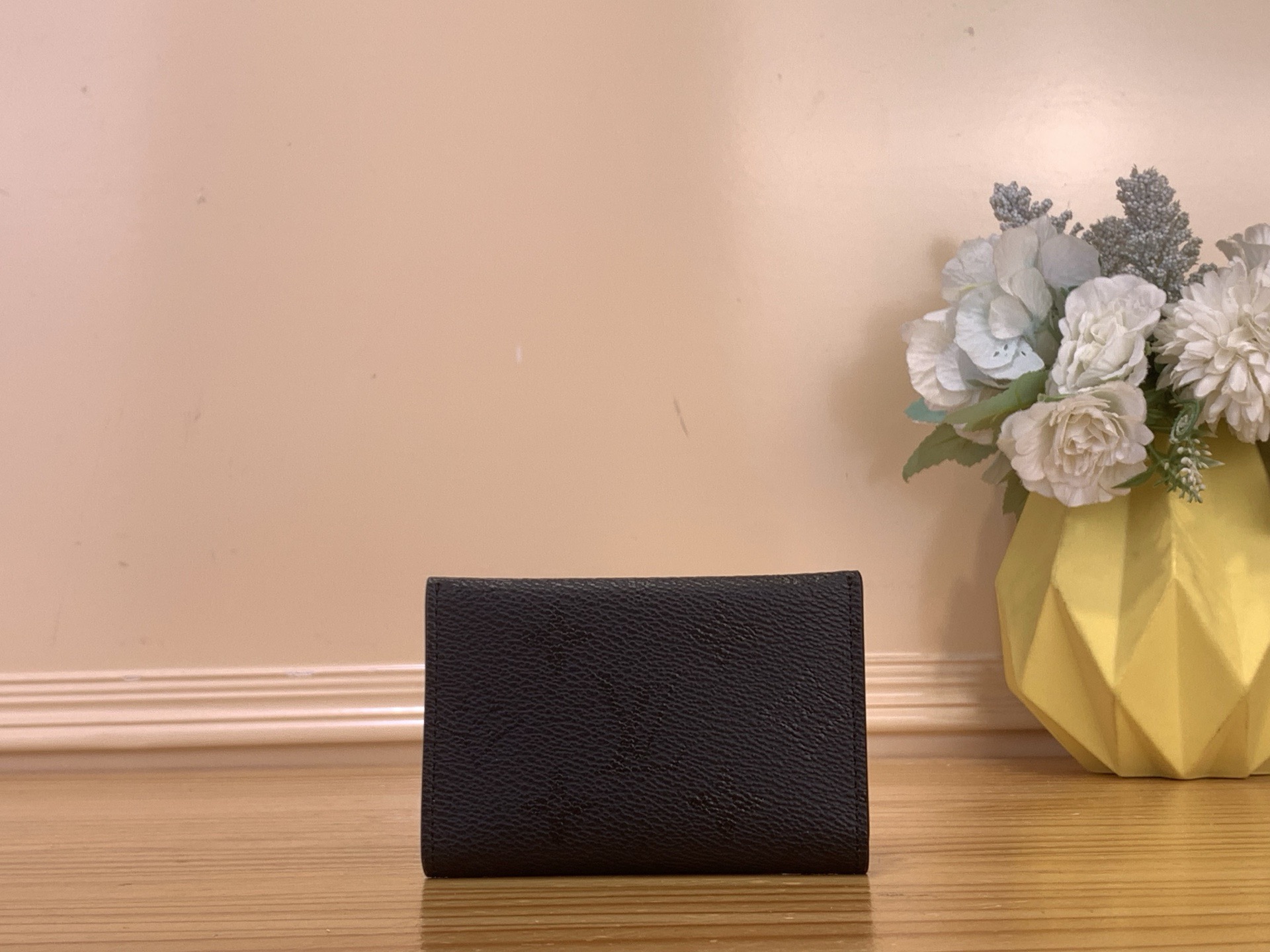 NO:717983,Top Original [SLIM Card Holder] m26733 Black Flower Silk Print This Slim card holder is made of Monogram Midnight coated canvas to show a modern edge. The same color Monogram ms pattern is matched with matte snap buttons and leather lining. The compact structure can be placed in any pocket, and the card compartment allows for orderly storage. Dimensions 7.3 x 1 x 10.6 cm 1712026 (height x width x length),19860909顶级原单【SLIM 卡夹】 m26733 黑花丝印 本款 Slim 卡夹以 Monogram Midnight 涂层帆布展露摩登锋芒.同色 Monogram ms图案搭配哑光按扣与皮革内衬.小巧构型可置入任意口袋,卡片夹层实现有序收纳. 尺寸7.3 x 1 x 10.6 厘米 1712026 (高 x 宽 x 长度),,Bag