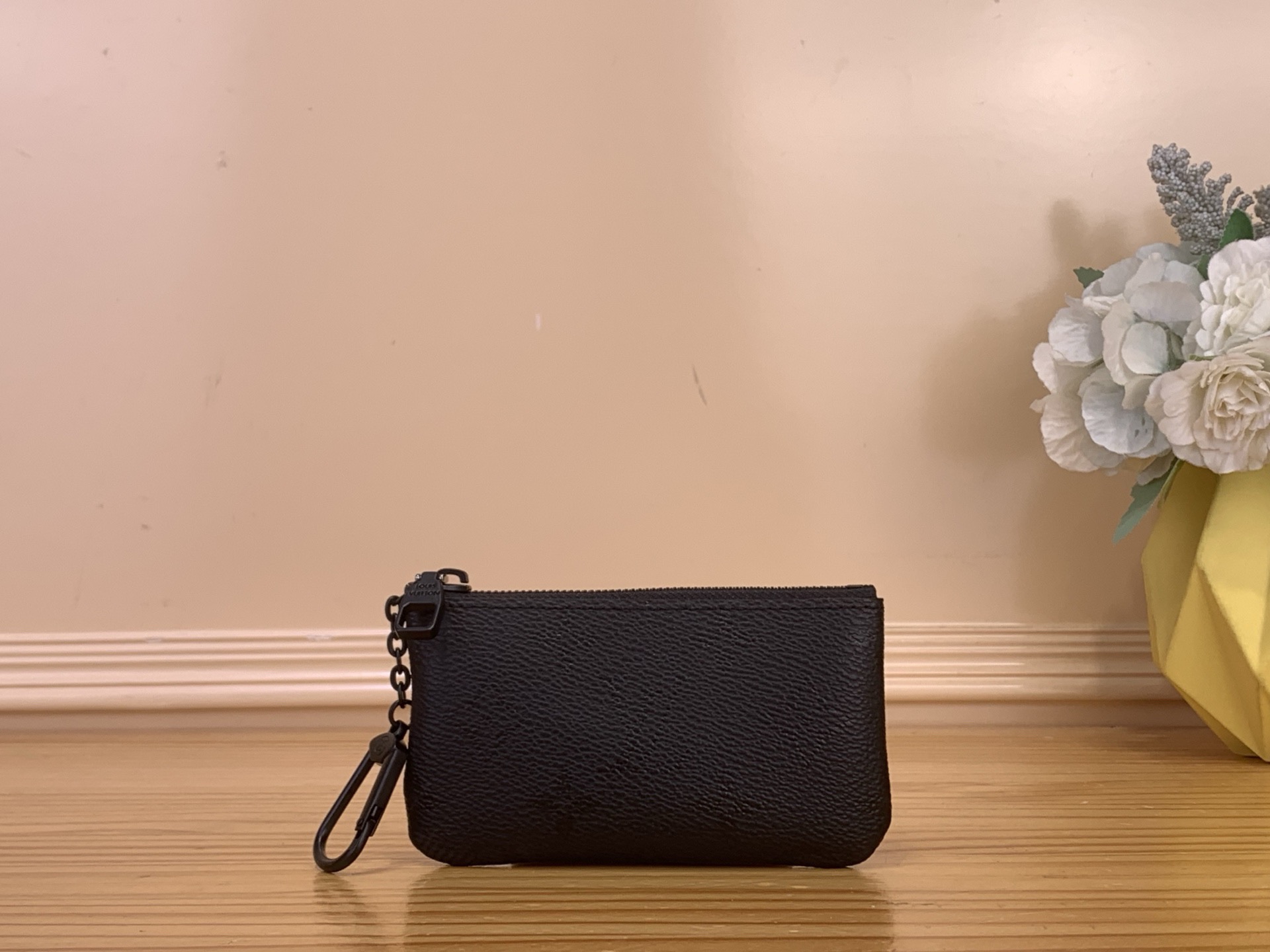 NO:717979,Top original item [Key Coin Purse] m26776 Black Flower Silk Screen This key coin purse is made of Monogram Midnight ms coated canvas, and its exquisite design makes it an everyday choice. It can securely store keys, change, folded banknotes and other small items. It is equipped with a matte chain and can be easily hung on the D-ring of various Louis Vuitton handbags. Dimensions 7 x 1.5 x 12 cm 1712026 (Height x Width x  length),,louis vuitton,wallets19860909顶级原单【钥匙零钱包】 m26776 黑花丝印 本款钥匙零钱包取材 Monogram Midnight ms涂层帆布,以工致设计成就日常佳选.可稳妥收纳钥匙、零钱、折叠钞票等小物.搭配哑光链条,方便悬挂于路易威登各款手袋的 D 形环上. 尺寸7 x 1.5 x 12 厘米 1712026 (高 x 宽 x 长度),,louis vuitton,wallets,Bag