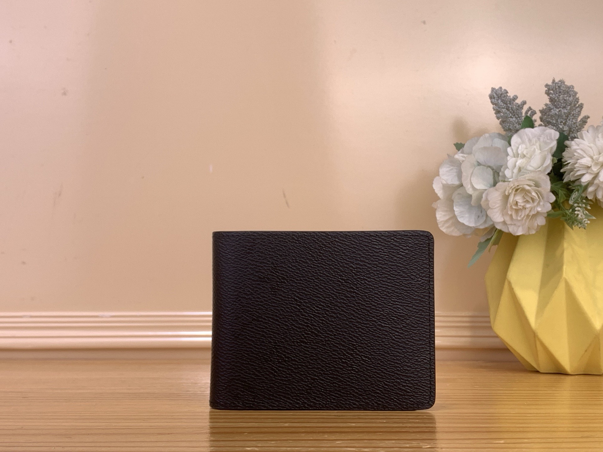 NO:717977,Top original item [MULTILE Wallet] m26744 Black flower silk screen This Multile wallet is made of Monogram Midnight coated canvas to express elegant charm. The restrained Monogram ms pattern and calm leather lining create a neat look and feel. The inner card compartment, pockets for storing small documents and bills, and banknote compartments combine both trendy style and functionality. Dimensions 9 x 1.5 x 11.5 cm  1812026 (height x width x length),19860909顶级原单【MULTILE 钱夹】 m26744 黑花丝印 本款 Multile 钱夹以 Monogram Midnight 涂层帆布释放考究韵致.内敛 Monogram ms图案与沉稳皮革内衬共塑利落观感.内里卡片夹层、可收纳小号文件与票据的口袋及钞票隔层兼具潮流格调与功能考量. 尺寸9 x 1.5 x 11.5 厘米 1812026 (高 x 宽 x 长度),,Bag