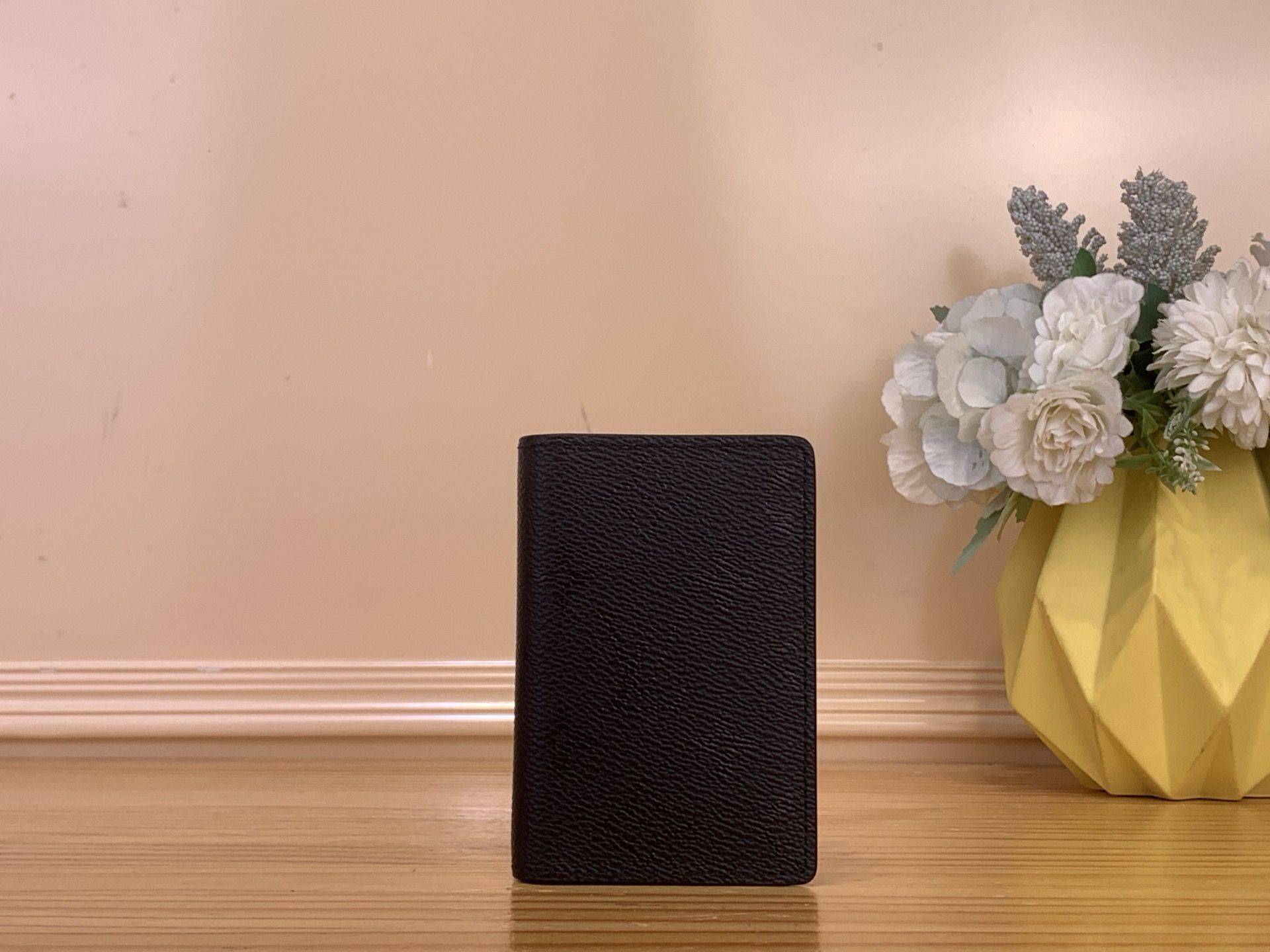 NO:717975,Top original item [Pocket Wallet] m26775 Black Flower Silk Print This pocket wallet is made of Monogram Midnight ms coated canvas to create a short configuration. The deep cow leather lining injects exquisite texture. The card compartment, inner pocket and outer patch pocket are convenient for storing personal belongings. It can be easily placed in any pocket. Dimensions 11.1 x 1 x 7.5 cm. 1812026 (height x width x length),,cowhide19860909顶级原单【口袋钱夹】 m26775 黑花丝印 本款口袋钱夹以 Monogram Midnight ms涂层帆布塑造短款构型.深邃牛皮革内衬注入考究质感.卡片夹层、内袋与外贴袋方便收纳随身用品.可轻松置入任意口袋. 尺寸11.1 x 1 x 7.5 厘米.1812026 (高 x 宽 x 长度),,cowhide,Bag