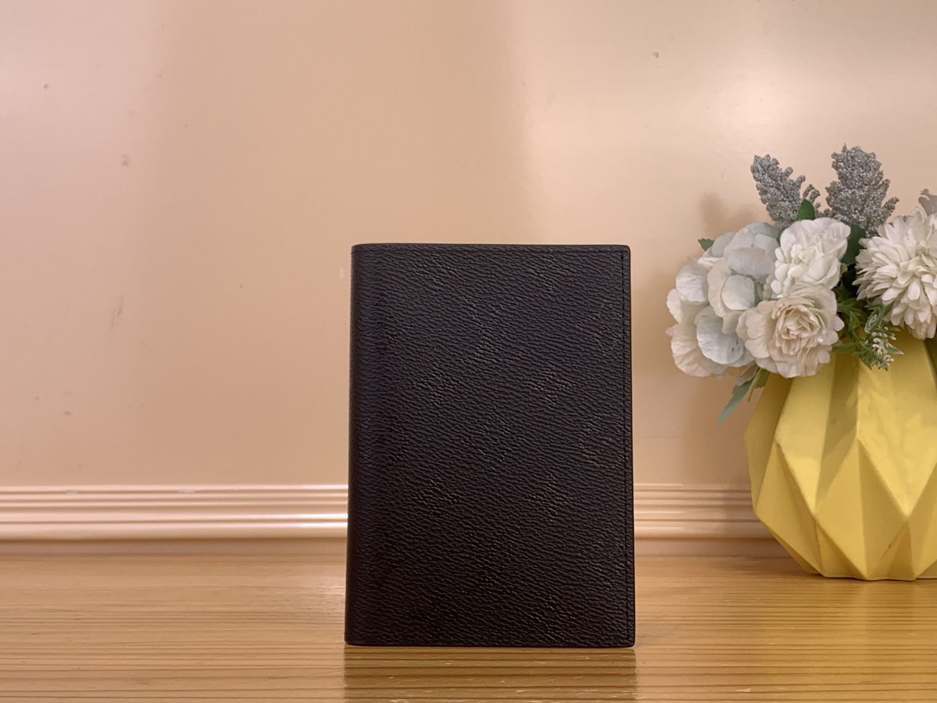 NO:717973,Top original item [Passport Case] ​​m26774 Black Flower Silk Screen This elegant passport case is made of Monogram Midnight ms coated canvas with a restrained Monogram pattern. The micrograin leather lining completes the whole. It is equipped with a card compartment and an internal patch pocket for safe storage of the passport. Dimensions 14 x 2.5 x 10 cm 1812027 (height x width x length),19860909顶级原单【护照套】 m26774 黑花丝印 本款雅致护照套为 Monogram Midnight ms涂层帆布铺陈内敛 Monogram 图案.微粒面皮革内衬完善整体.搭配卡片夹层与内贴袋,可妥善存放护照. 尺寸14 x 2.5 x 10 厘米 1812027 (高 x 宽 x 长度),,Bag