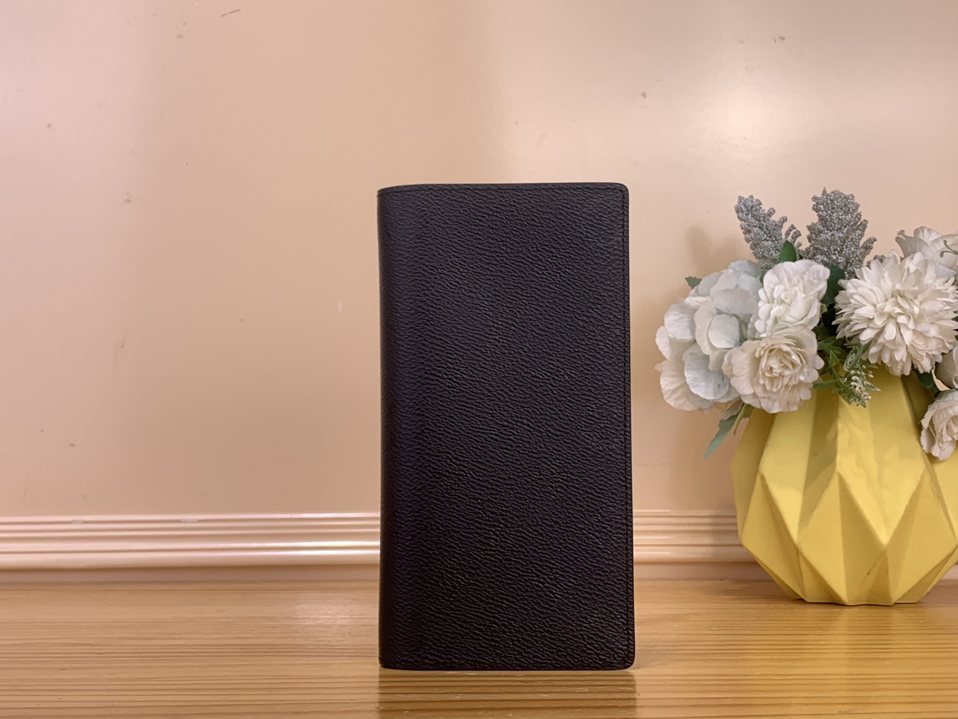 NO:717971,Top original item [Brazza Wallet] m26735 Black flower silk screen This Brazza wallet is made of waxed calfskin and is part of the LV Aerogram ms collection. A study in sober chic, the grained leather is decorated with discreet embossed LV initials. This practical wallet has numerous card slots, a zippered compartment for coins, as well as four flat pockets and a padded compartment for bills. Dimensions 10 x 19 x  2cm.2313035 (length x height x width),,louis vuitton,wallets,cowhide19860909顶级原单【Brazza Wallet】 m26735 黑花丝印 这款Brazza钱包由蜡质小牛皮制成,是LV Aerogram ms系列的一部分.清醒别致的研究,粒面皮革装饰着谨慎的浮雕LV首字母.这款实用的钱包拥有众多卡槽,一个放硬币的拉链隔间,以及四个平口袋和一个放钞票的衬垫隔间. 尺寸10 x 19 x 2厘米.2313035（长度x高度x宽度）,,louis vuitton,wallets,cowhide,Bag