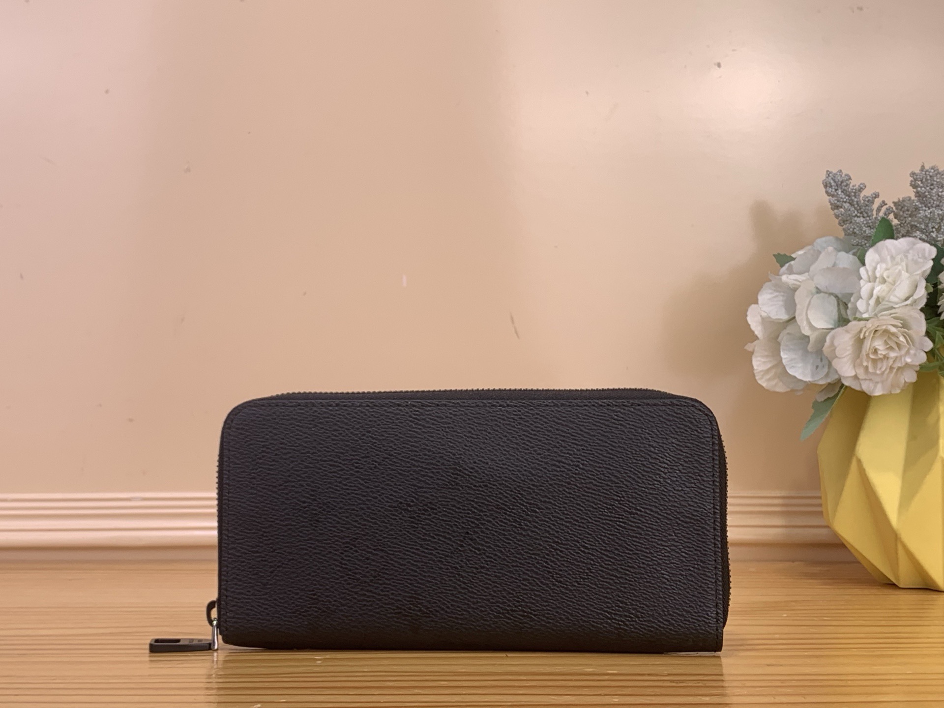 NO:762979,Top original item [ZIY HORIZONTAL Wallet] m28048 black flower silk screen This Ziy Horizontal wallet is made of solid color Monogram Midnight ms coated canvas with matte metal parts and leather lining, showing a sophisticated texture. Multiple card slots, zippered coin pockets and bill compartments inside add functional details to the elegant long shape. Dimensions 10 x 2.5 x 21 cm 2513033 (H x  width x length),19860909顶级原单【ZIY HORIZONTAL 钱夹】 m28048 黑花丝印 本款 Ziy Horizontal 钱夹为纯色 Monogram Midnight ms涂层帆布搭配哑光金属件与皮革内衬,呈现考究质感.内里多重卡片夹层、拉链零钱袋及钞票隔层为优雅长款构型增添功能细节. 尺寸10 x 2.5 x 21 厘米 2513033 (高 x 宽 x 长度),,Bag