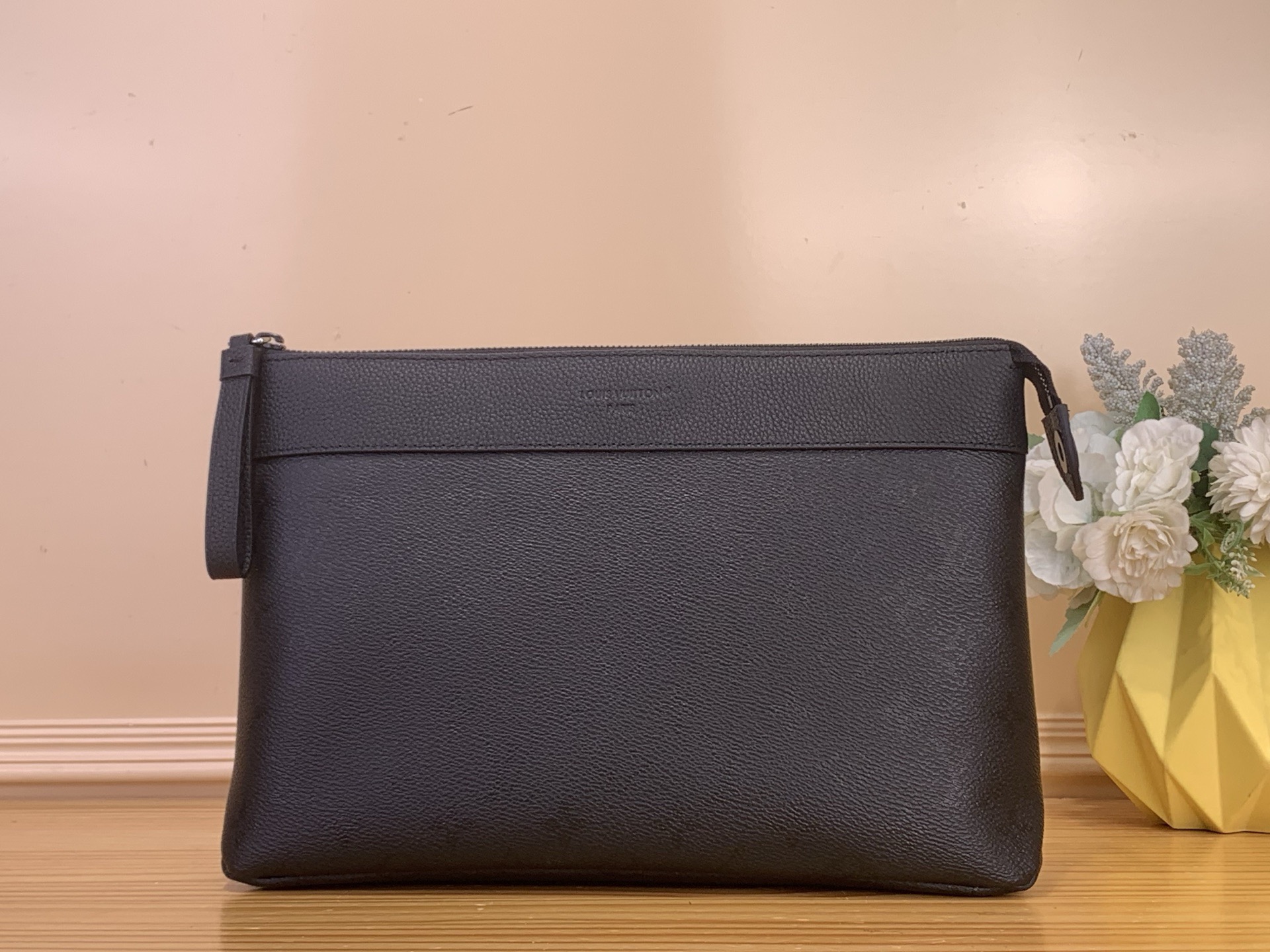 NO:762977,Top original order [OCCHETTE VOYAGE SOULE Clutch] m26741 Black flower silk screen This ochette Voyage Soule ms clutch is made of Monogram Midnight coated canvas embellished with restrained Monogram flowers and LV letters. The soft silhouette is matched with fabric lining and magnetic back pocket. Matte metal parts and calm micro-grain leather trim complete the whole. Dimensions 21 x 7.5 x 30 cm  3614045 (height x width x length),,louis vuitton,handbag19860909顶级原单【OCHETTE VOYAGE SOULE 手拿包】 m26741 黑花丝印 本款 ochette Voyage Soule ms手拿包为 Monogram Midnight 涂层帆布点缀内敛 Monogram 花卉和 LV 字母.柔软廓形搭配织物内衬与磁吸后袋.哑光金属件及沉稳微粒面皮革饰边完善整体. 尺寸21 x 7.5 x 30 厘米 3614045 (高 x 宽 x 长度),,louis vuitton,handbag,Bag