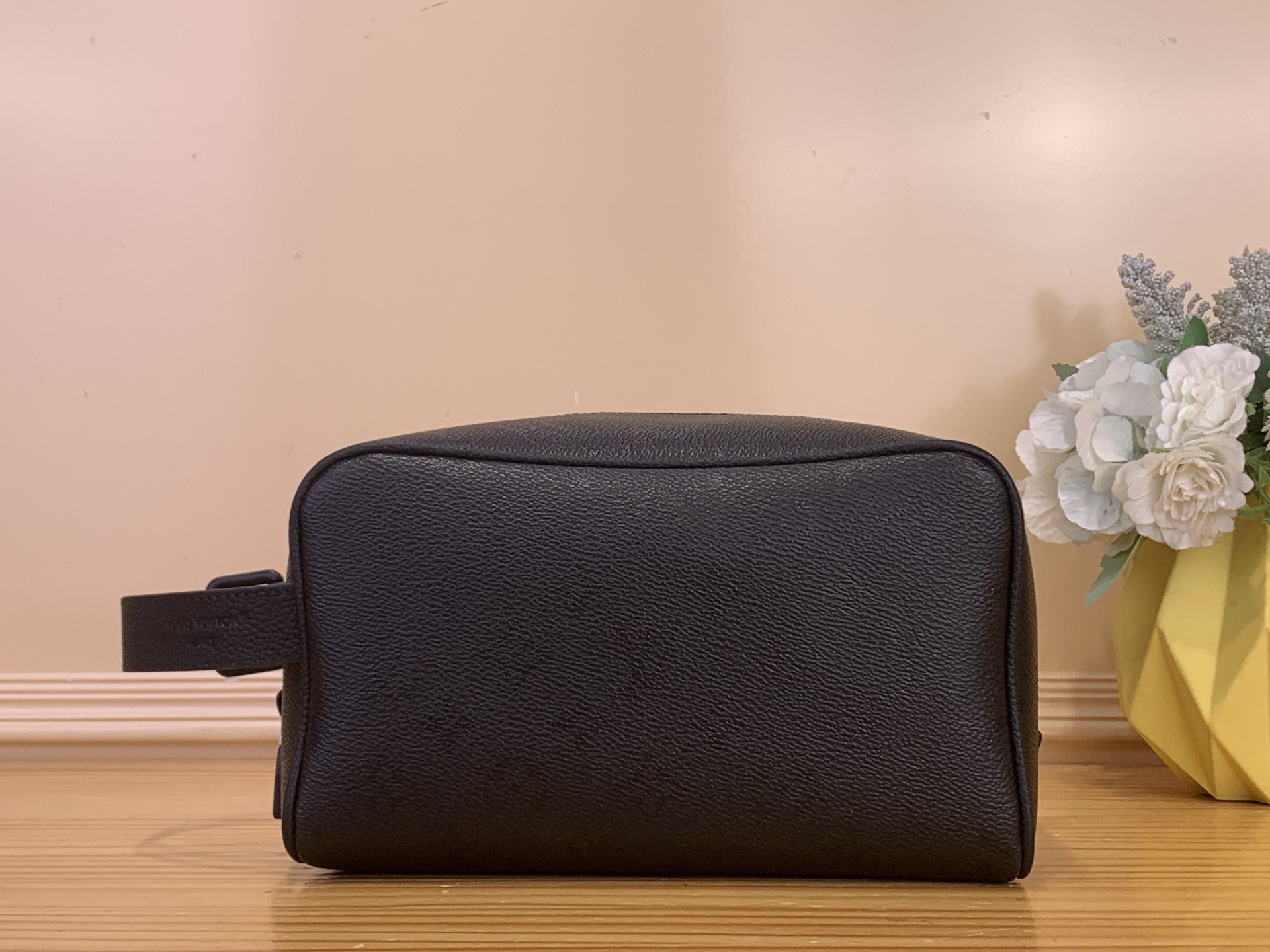 NO:717970,Top original LOCKER DO KIT toilet bag] m26810 Black This Locker Do Kit toilet bag is made of Monogram Midnight ms coated canvas dip-dyed with restrained Monogram pattern, releasing a modern edge. Matt metal parts and micro-grain leather handles complement each other. The compact and spacious structure can store daily necessities, and the zipper inner pocket adds practical functions. Dimensions 13 x 12 x 23 cm 3814050  (height x width x length),19860909顶级原单LOCKER DO KIT 盥洗袋】 m26810 黑色 本款 Locker Do Kit 盥洗袋为 Monogram Midnight ms涂层帆布浸染内敛 Monogram 图案,释放摩登锋芒.哑光金属件与微粒面皮革手柄相得益彰.紧凑宽敞构型可存放日常所需,拉链内袋再添实用功能. 尺寸13 x 12 x 23 厘米 3814050 (高 x 宽 x 长度),,Bag