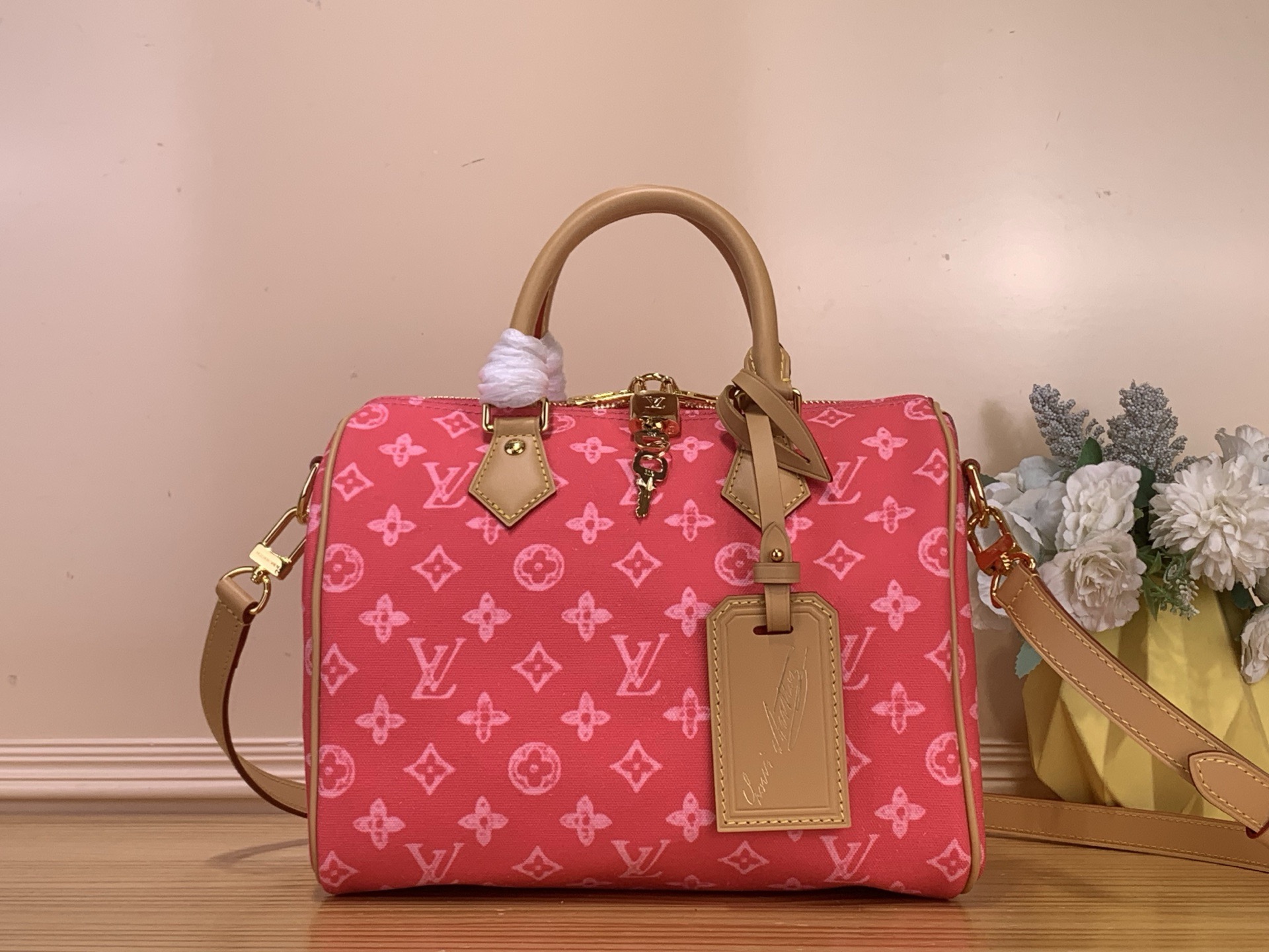 NO:718002,Top original order [Sac Speedy Bandoulière 25 handbag] m27528 pink/color This Speedy Bandoulière 25 model is in Monogram Origine  Reinventing itself in gx canvas, this is a retro-glam edition with the iconic Louis Vuitton pattern that will celebrate its anniversary in 2026. This version comes in a bright pink hue, sublimated by a smooth cowhide strap and an anniversary address holder. Its compact size is ideal for everyday use and has a flat pocket inside for essentials. Dimensions 25x19x15 cm 5416065 (length x height x width),, louis vuitton, cowhide19860909顶级原单【Sac Speedy Bandoulière 25手袋】m27528 粉色/彩色 这款Speedy Bandoulière 25模型在Monogram Origine gx帆布中重塑了自己,这是一个具有标志性路易威登图案的复古魅力版本,将于2026年庆祝其周年.这个版本有亮粉色的色调,由光滑的牛皮肩带和周年纪念地址夹升华.它的尺寸紧凑,非常适合日常使用,里面有一个放必需品的扁平口袋. 尺寸25x19x15厘米 5416065（长度x高度x宽度）,,louis vuitton,cowhide,Bag