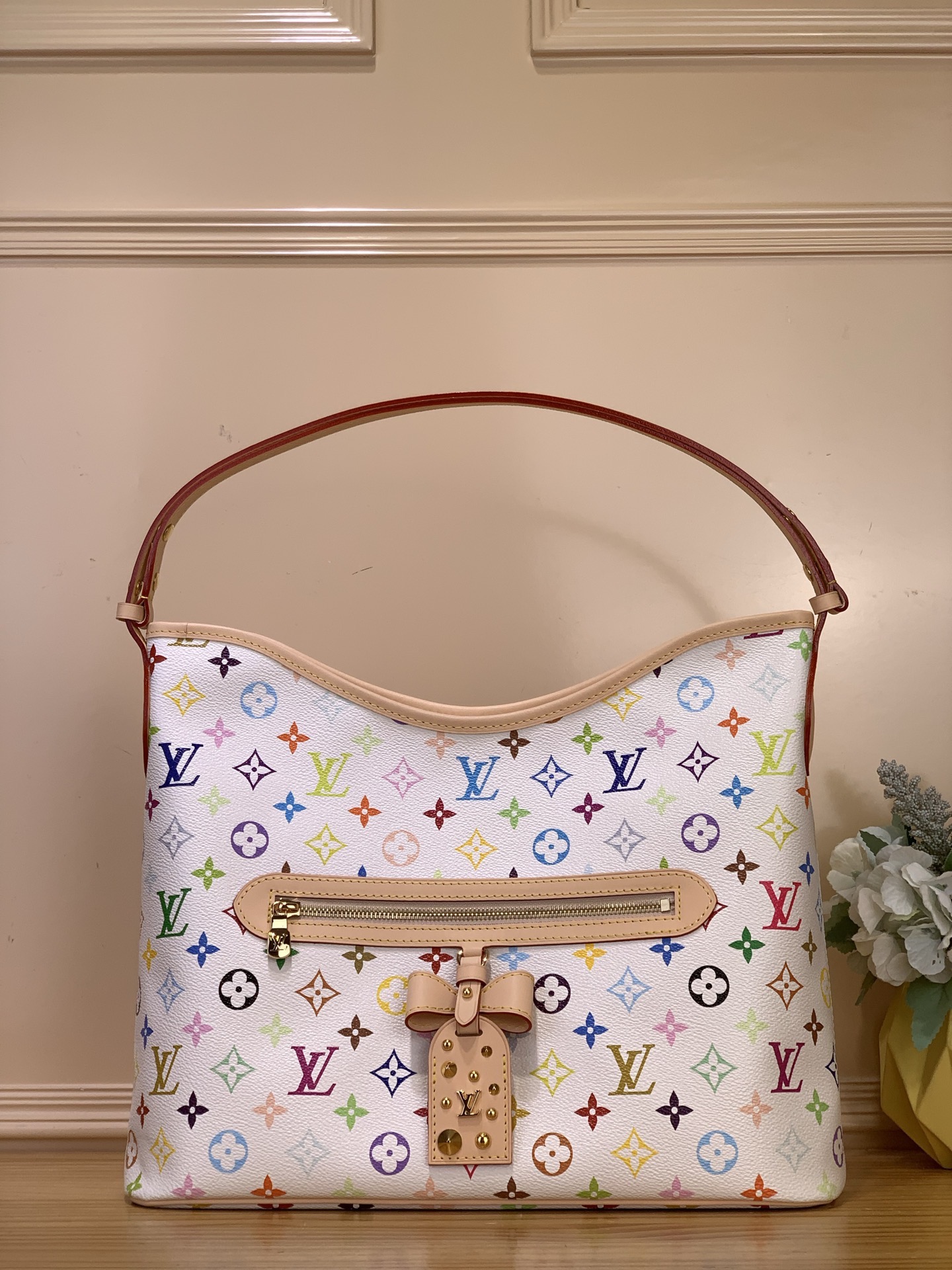 NO:754209,The top original order [Lineup handbag] M27582 white color (Takashi Murakami) celebrates the anniversary of the birth of Louis Vuitton's Monogram pattern. It renders the Monogram jh canvas with gorgeous colors, bringing a colorful choice to the workplace or weekend breaks. The metal studs of the address plate contrast with other metal parts, and the bow-shaped decoration is swaying. The exclusive leather label highlights the identity of the series. Size 26 x 13 x 34.5 cm  5816065,,louis vuitton19860909顶级原单【Lineup 手袋】M27582 白彩（村上隆） 庆祝路易威登 Monogram 图案诞辰 周年,以绮丽色彩渲染 Monogram jh帆布,为工作场合或周末小憩带来缤纷之选.地址牌的金属饰钉与其他金属件互为映衬,蝴蝶结形状装饰摇曳生姿.专属皮革标签点明庆贺系列身份. 尺寸 26 x 13 x 34.5厘米 5816065,,louis vuitton,Bag