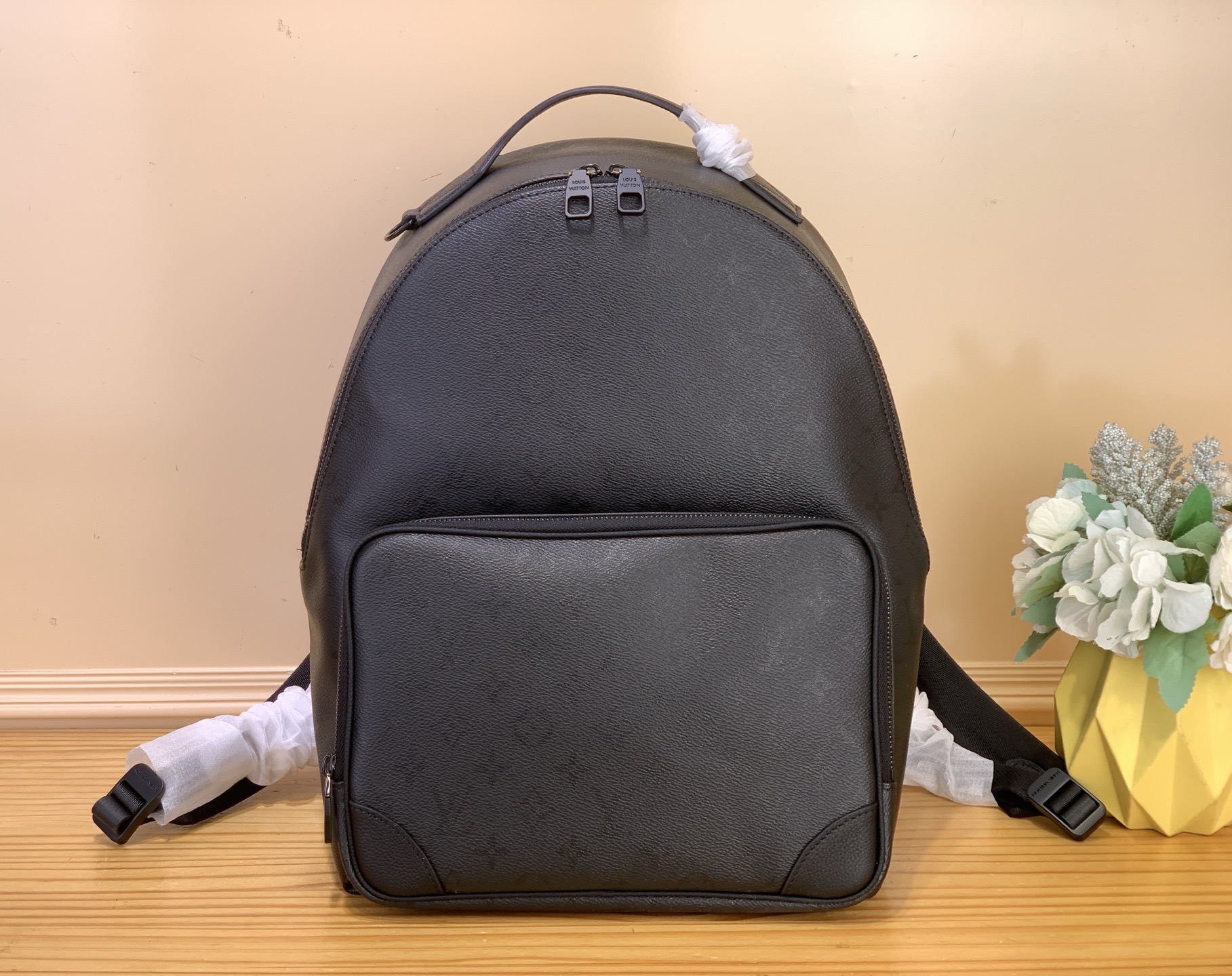 NO:717963,Top Original [Discovery Cargo Backpack] M26765 Black Flower Screen Print This 'Discovery' series cargo backpack has a spacious front zipper pocket and is made of Mickey trademark patent canvas. hx Its low-key Mickey pattern of the same color gives this backpack a simple style. Two open side pockets add practicality, while the adjustable shoulder strap ensures that it can be carried comfortably whether it is business travel or leisure activities. Dimensions 30 x 39 x 19 cm  6017075,,backpacks19860909顶级原单【Discovery Cargo 双肩包】M26765 黑花丝印 这款“Discovery”系列货运背包拥有宽敞的前部拉链口袋,采用米奇商标漆面帆布制成.hx其低调的同色系米奇图案赋予了这款背包简约的风格.两个敞开式的侧袋增添了实用性,而可调节的肩带则确保了无论是商务出行还是休闲活动都能舒适携带. 尺寸 30 x 39 x 19 厘米 6017075,,backpacks,Bag