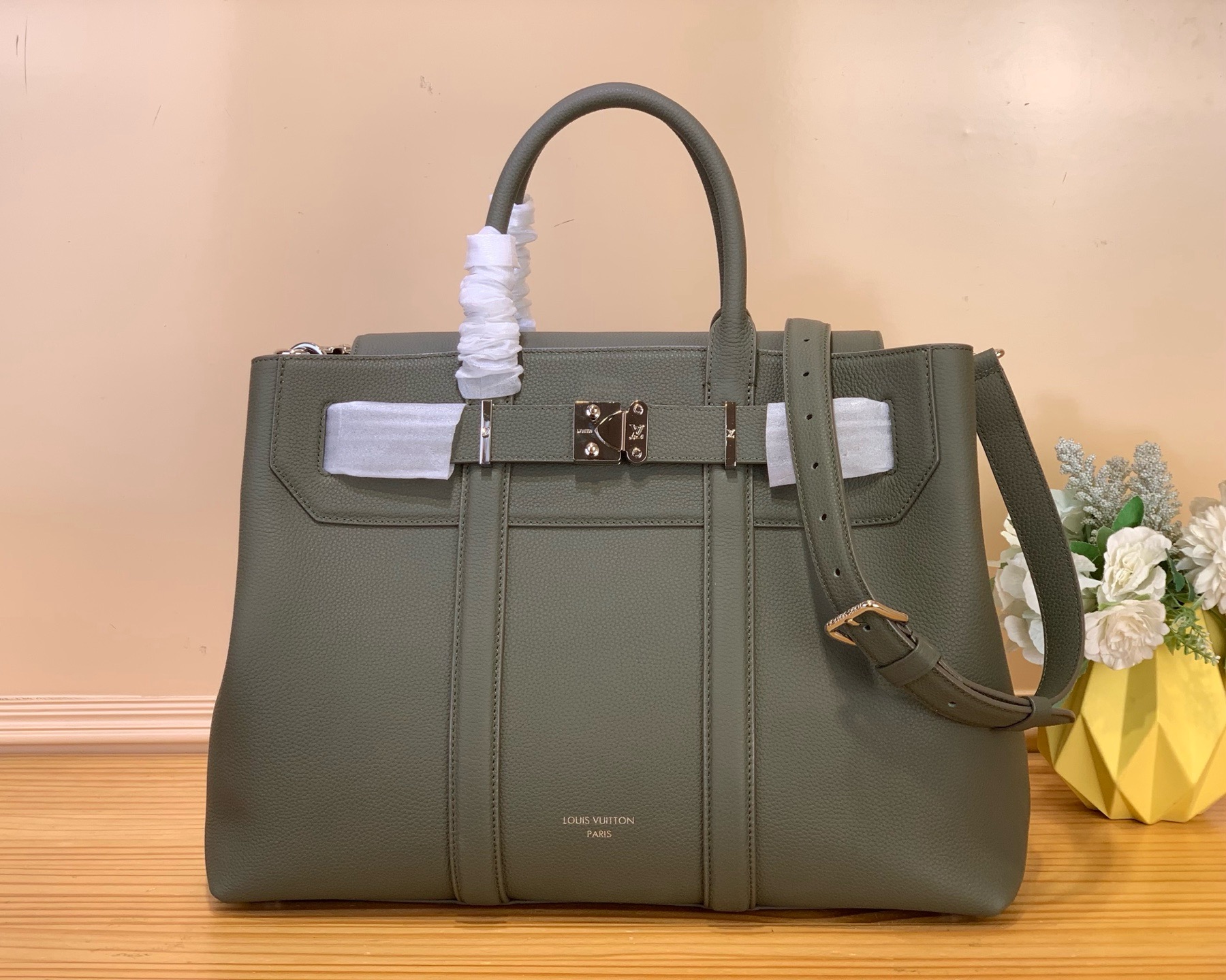 NO:717950,Top original order [GEORGES TOTE medium handbag] M11664 light gray M23153 black M23154 dark gray This Georges Tote medium handbag is made of soft Cuir Millesime cow leather produced responsibly by Domaine des Massifs. It uses an S-lock buckle to achieve secure opening and closing. The top handle is equipped with a detachable and adjustable fabric shoulder strap, which is convenient for hand, shoulder and crossbody. Size 41x29  x14 cm (length x height x width) 140121550,,cowhide19860909顶级原单【GEORGES TOTE 中号手袋】M11664浅灰 M23153黑色 M23154深灰 本款Georges Tote 中号手袋取材Domaine des Massifs负责任出品的柔软 Cuir Millesime牛皮革,以S-lock锁扣实现稳妥开合.顶部手柄搭配可拆卸并调节的织物肩带,方便手提、肩背和斜挎. 尺寸41x29 x14厘米(长度x高x宽) 140121550,,cowhide,Bag