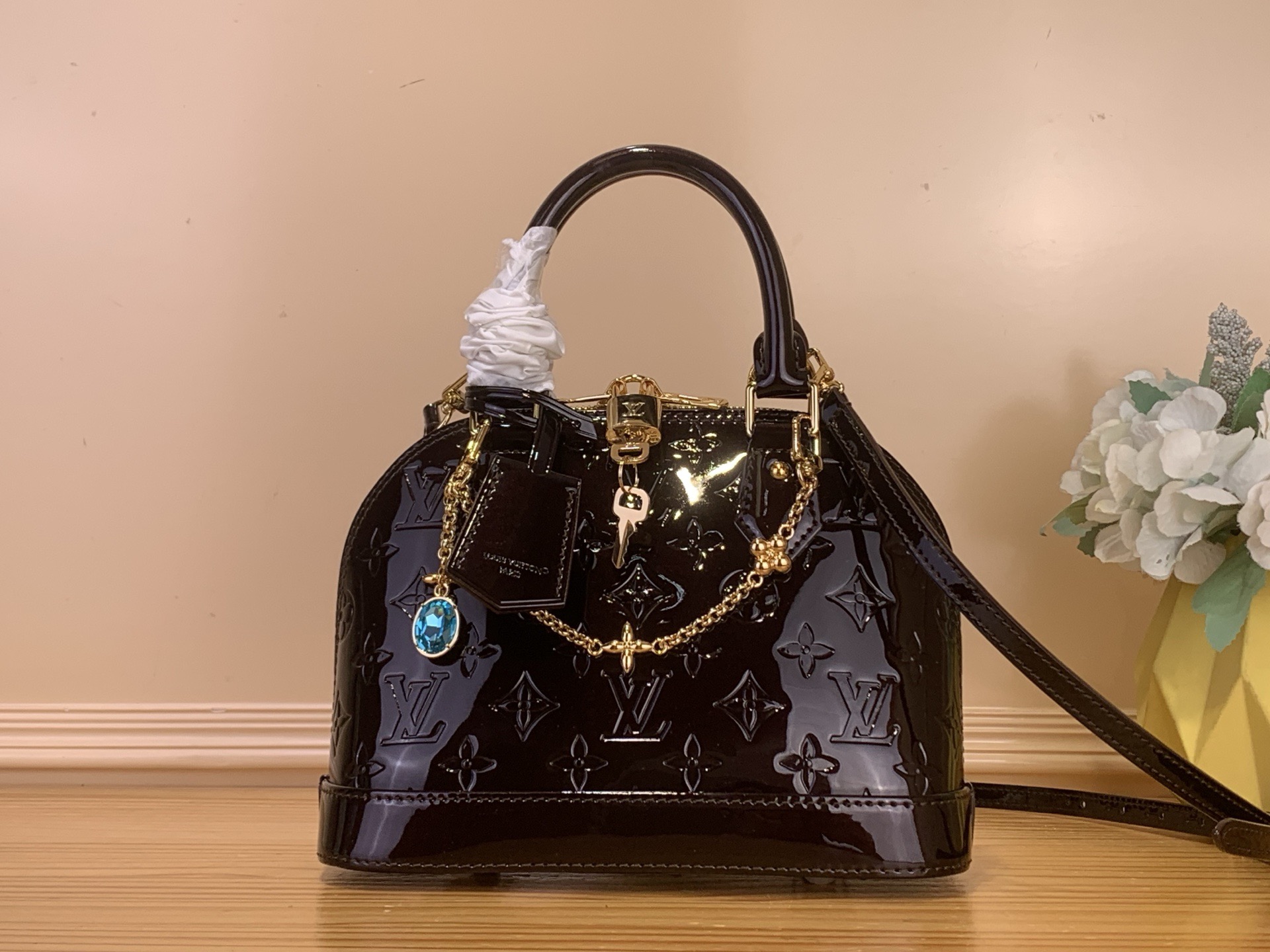 NO:718055,Top original order [ALMA bb handbag] m27172 purple gold (patent leather) The stylish and simple Alma small handbag is the smaller of our iconic designs. Made of shiny Monogram Vernis st leather, it looks luxurious and elegant, and its size is suitable for daily use. Dimensions 23.5 x 17.5 x 11.5 cm 7018085,19860909顶级原单【ALMA bb手袋】 m27172 紫金色（漆皮） 时尚简约的Alma小号手袋是我们各个标志性设计中尺寸较小的一款产品.它采用闪亮的Monogram Vernis st皮革制成,外观华贵高雅,其尺寸也适合日常使用. 尺寸23.5 x 17.5 x 11.5 cm 7018085,,Bag