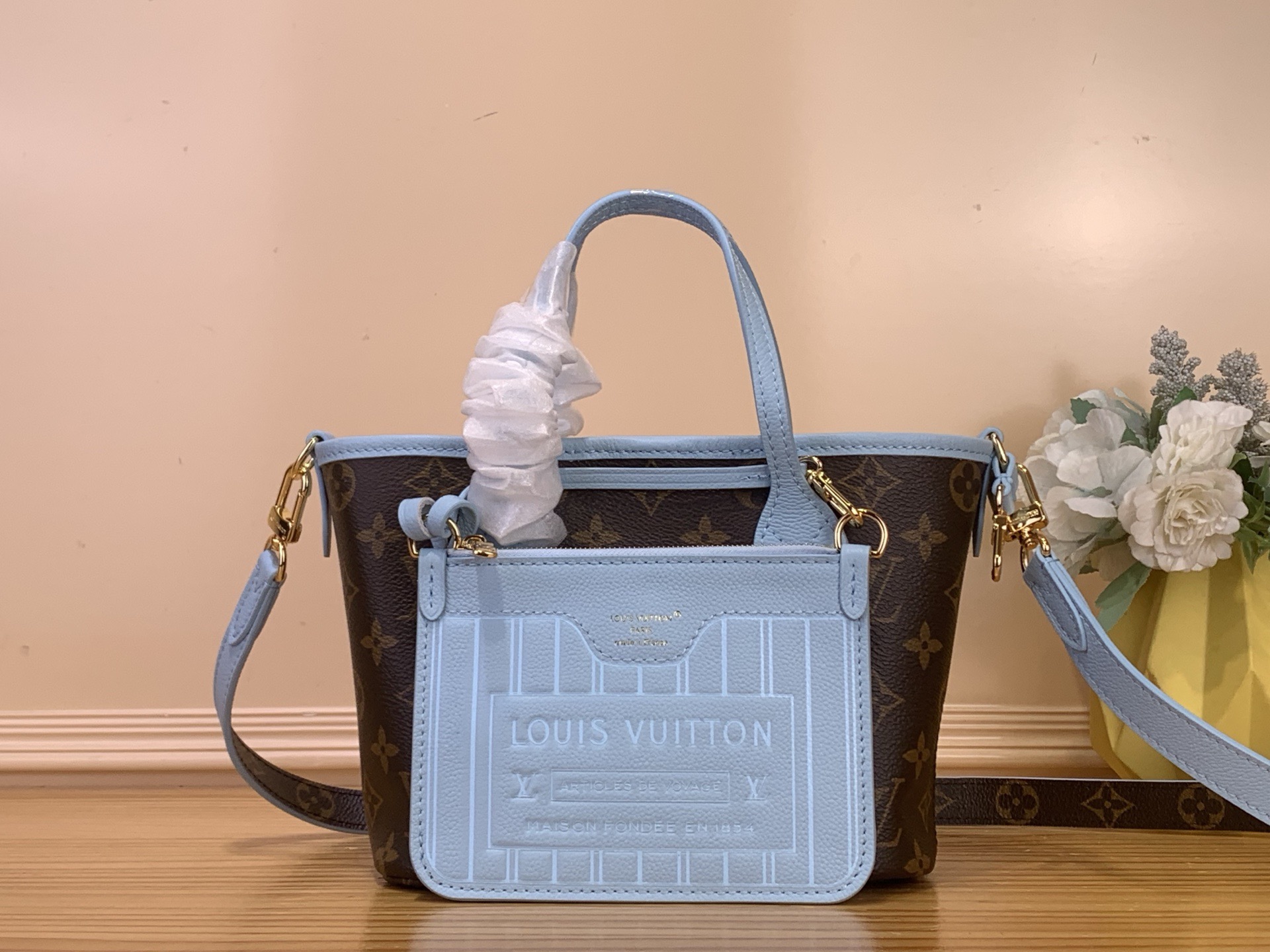 NO:717959,Top original order [NEVERFULL INSIDE OUT BB handbag] m28336 Presbyopia/Sky Blue This Neverfull Inside Out BB jh handbag is made of the brand's iconic Monogram canvas with distinctive leather trim, which is full of the Lunar New Year atmosphere. The detachable zipper storage bag is rich in details, and the unique LV padlock and nameplate pay tribute to the traditional Chinese festival. Size 16.5 x 11 x 26.5 cm  5816065,,louis vuitton19860909顶级原单【NEVERFULL INSIDE OUT BB 手袋】 m28336 老花/ 天空蓝 本款 Neverfull Inside Out BB jh手袋为品牌标志性 Monogram 帆布搭配鲜明皮革饰边,洋溢农历新春气息.可拆卸拉链收纳袋丰富细节,别致 LV 挂锁和名牌致敬中国传统佳节. 尺寸16.5 x 11 x 26.5 厘米 5816065,,louis vuitton,Bag