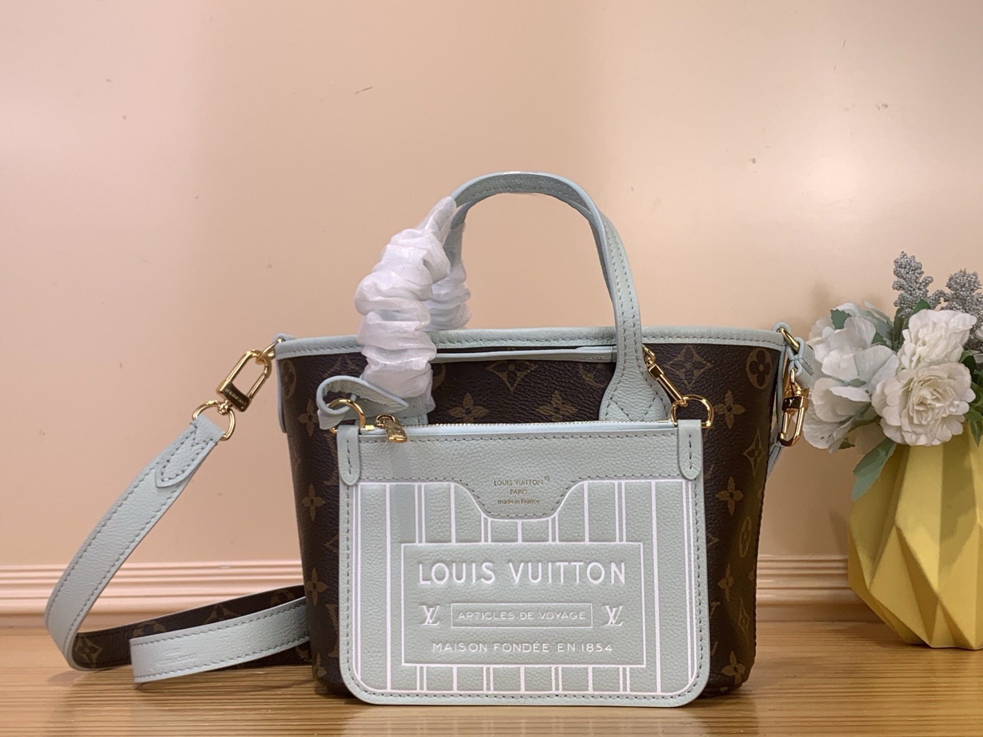 NO:717960,Top original order [NEVERFULL INSIDE OUT BB handbag] m28236 presbyopia/light green This Neverfull Inside Out BB jh handbag is made of the brand's iconic Monogram canvas with distinctive leather trim, which is full of the Lunar New Year atmosphere. The detachable zipper storage bag is rich in details, and the unique LV padlock and nameplate pay tribute to the traditional Chinese festival. Size 16.5 x 11 x 26.5 cm  5816065,,louis vuitton19860909顶级原单【NEVERFULL INSIDE OUT BB 手袋】 m28236老花/ 浅绿色 本款 Neverfull Inside Out BB jh手袋为品牌标志性 Monogram 帆布搭配鲜明皮革饰边,洋溢农历新春气息.可拆卸拉链收纳袋丰富细节,别致 LV 挂锁和名牌致敬中国传统佳节. 尺寸16.5 x 11 x 26.5 厘米 5816065,,louis vuitton,Bag