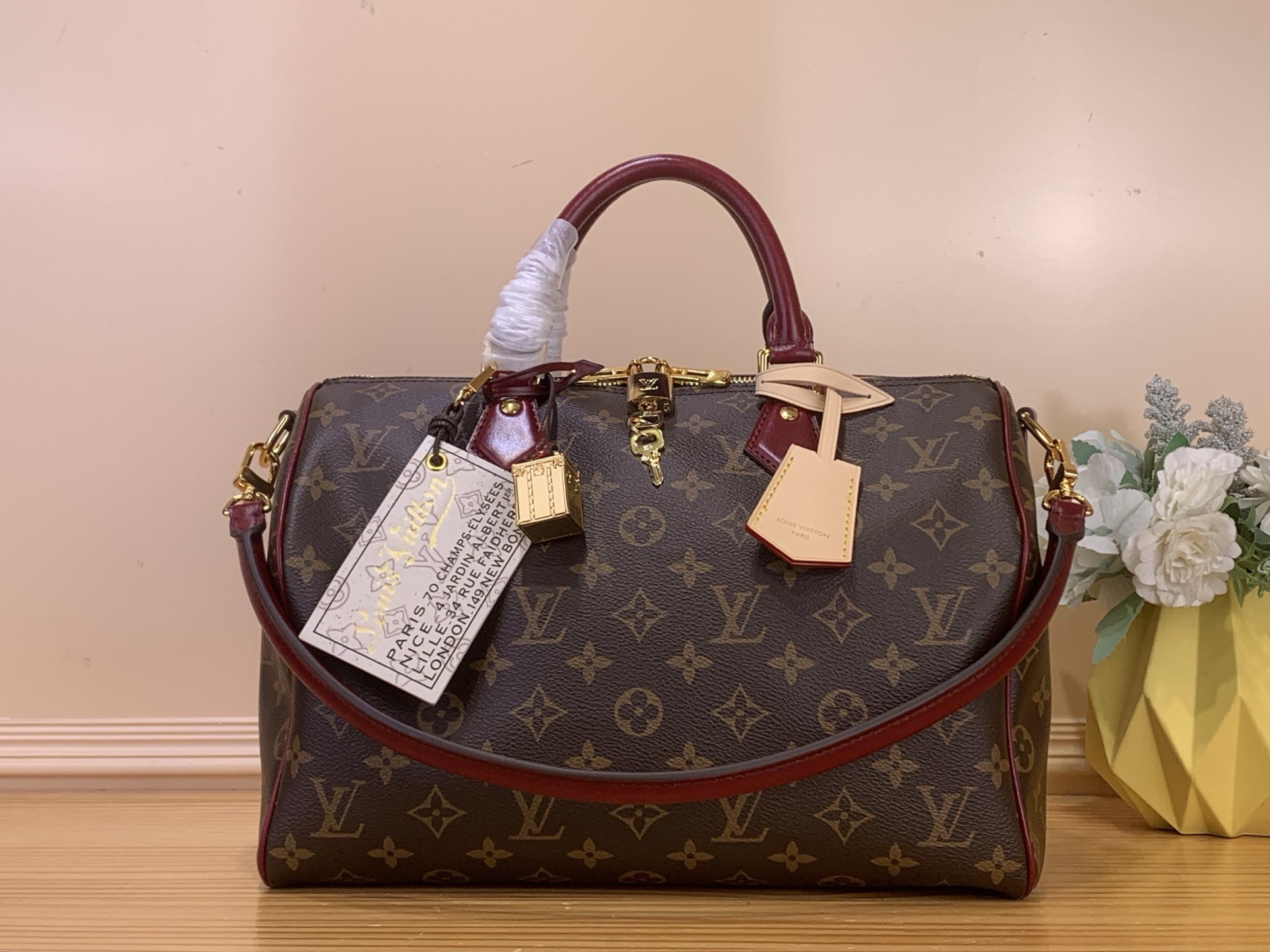 NO:717952,Top Original [Seedy Soft 30 Dark] m28379 The Seedy Soft 30 Dark is designed to stand out and is the perfect travel companion. It is made from House jh's signature Monogram coated canvas, trimmed with black leather and accented with a bold gothic-inspired chain. The chic and roomy design also features a name tag and tassels, and has an interior zippered pocket to securely store your passport and other important items. New shoulder Toron handles add a final flourish.  Dimensions 30 x 21 x 17 cm 6318075,19860909顶级原单【Seedy Soft 30 Dark】 m28379 Seedy Soft 30 Dark旨在脱颖而出,是完美的旅行伴侣.它由House jh标志性的Monogram涂层帆布制成,饰有黑色皮革,并饰有大胆的哥特式风格的链条.别致而宽敞的设计还具有名牌和流苏,并有一个内部拉链口袋,可以安全地存放护照和其他重要物品.新的肩部Toron手柄增加了最后的繁荣. 尺寸30 x 21 x 17厘米 6318075,,Bag