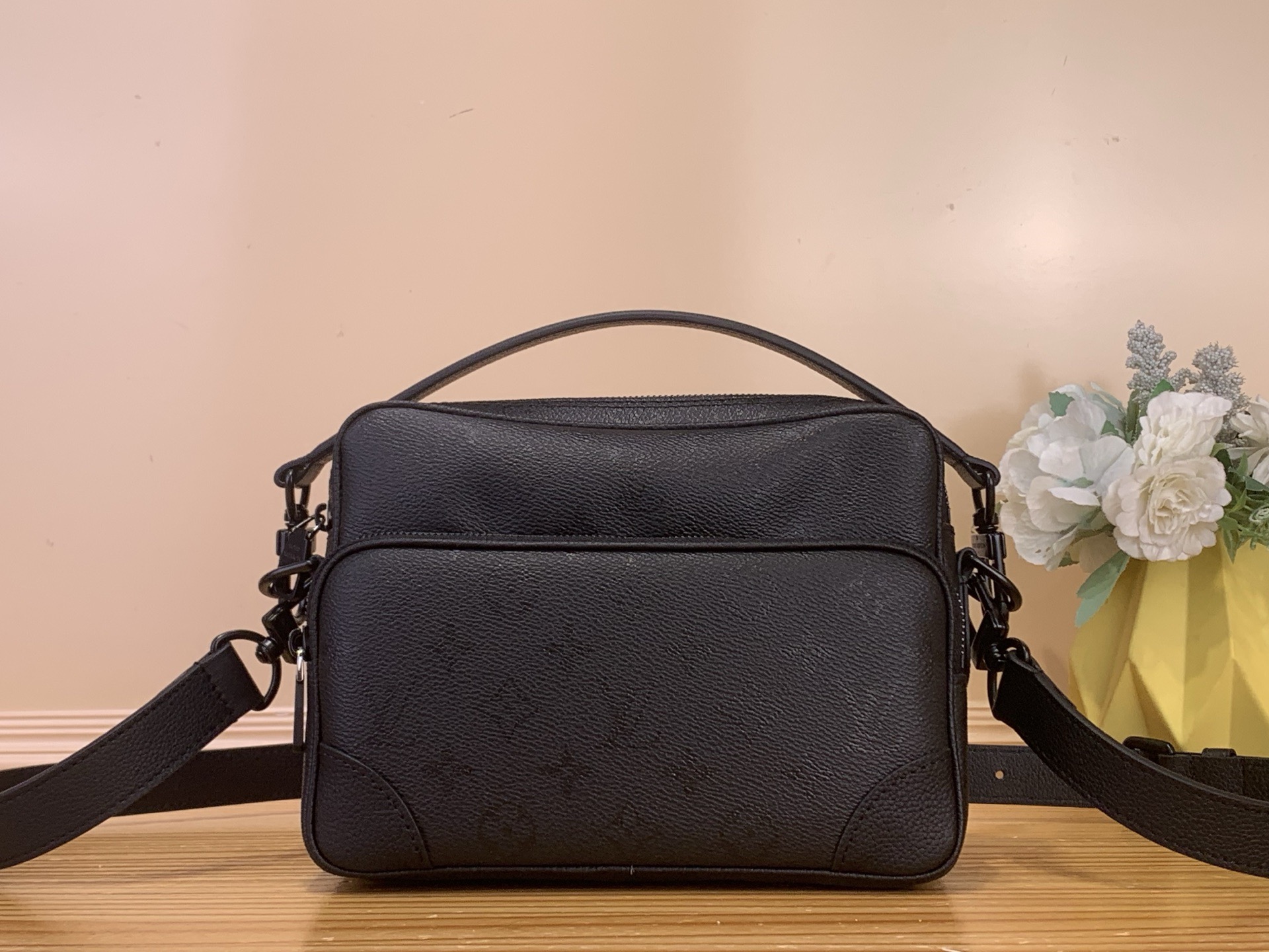 NO:717965,Top original order [NIL handbag] m26783 black flower silk screen This Nil crossbody bag is made of Monogram Midnight hx coated canvas with a modern interpretation of Monogram pattern, Monogram flower and LV letters. The elegant color matching highlights the restrained retro structure. The detachable top handle and shoulder strap provide various carrying options. Dimensions 17.5 x 11 x 25 cm 5416065 (Height x Width x  length),,louis vuitton,satchels,crossbody bags19860909顶级原单【NIL 手袋】 m26783 黑花丝印 本款 Nil 斜挎包以 Monogram Midnight hx涂层帆布摩登演绎 Monogram 图案、Monogram 花卉及 LV 字母.雅致配色烘托内敛复古构型.可拆卸顶部手柄与肩带提供多样背携选择. 尺寸17.5 x 11 x 25 厘米 5416065 (高 x 宽 x 长度),,louis vuitton,satchels,crossbody bags,Bag