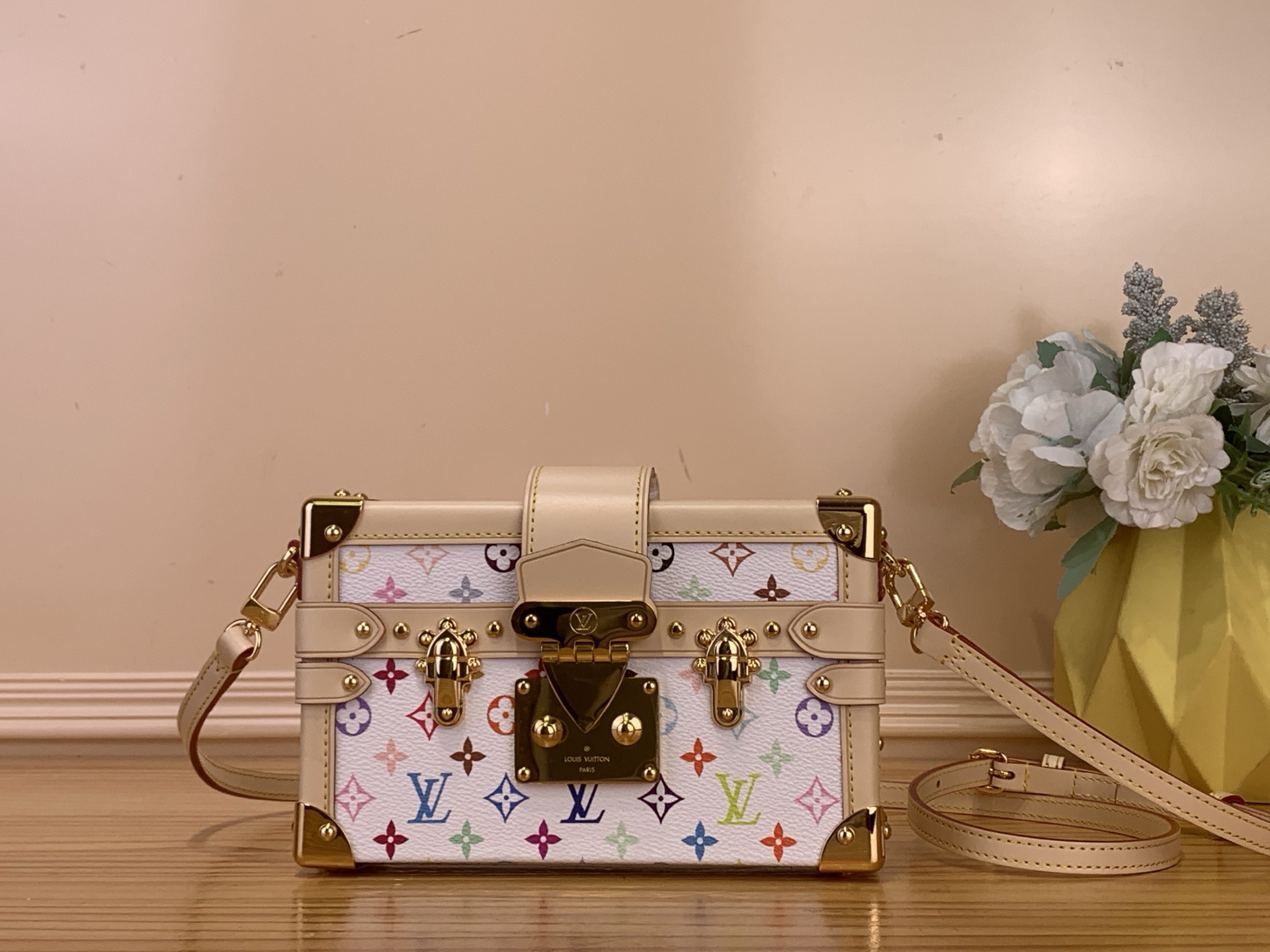 NO:717954,Top original order [PETITE MALLE handbag] m28243 white color/Takashi Murakami The classic Petite Malle handbag joins the celebration of the anniversary of the launch of Louis Vuitton's Monogram cc pattern, dyeing the Monogram canvas with bright colors, with iconic details such as luggage-style corners and traditional S-lock locks. The internal label points out the identity of the series, and it can be worn cross-body by attaching the long shoulder strap. Size 12.5 x 6 x  20 cm.6518075 (height x width x length),,louis vuitton19860909顶级原单【PETITE MALLE 手袋】 m28243 白彩/村上隆 经典 Petite Malle 手袋加入路易威登 Monogram cc图案问世 周年的庆贺之列,为 Monogram 帆布染上鲜明色彩,搭配行李箱风格包角和传统 S-lock 锁扣等标志性细节.内部标签点明庆贺系列身份,系上长肩带即可斜挎. 尺寸12.5 x 6 x 20 厘米.6518075 (高 x 宽 x 长度),,louis vuitton,Bag