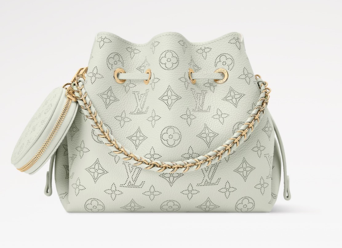 NO:717995,Top original order [BELLA handbag] m27377 mint green This Bella handbag is from the Mahina ys series, using Monogram perforated cow leather to interpret the new colors of the season, with a metal braided chain. The compact structure and round coin bag meet daily storage needs, and the detachable long shoulder strap can easily light up various day and night looks. Dimensions 22 x 14 x 19 cm. 7918590 (height x width x length),,cowhide19860909顶级原单【BELLA 手袋】 m27377 薄荷绿 本款 Bella 手袋出自 Mahina ys系列,以 Monogram 穿孔牛皮革演绎当季新色,搭配金属编织链条.紧凑构型和圆形零钱袋满足日常收纳需求,可拆卸长肩带轻松点亮各式昼夜造型. 尺寸22 x 14 x 19 厘米.7918590 (高 x 宽 x 长度),,cowhide,Bag