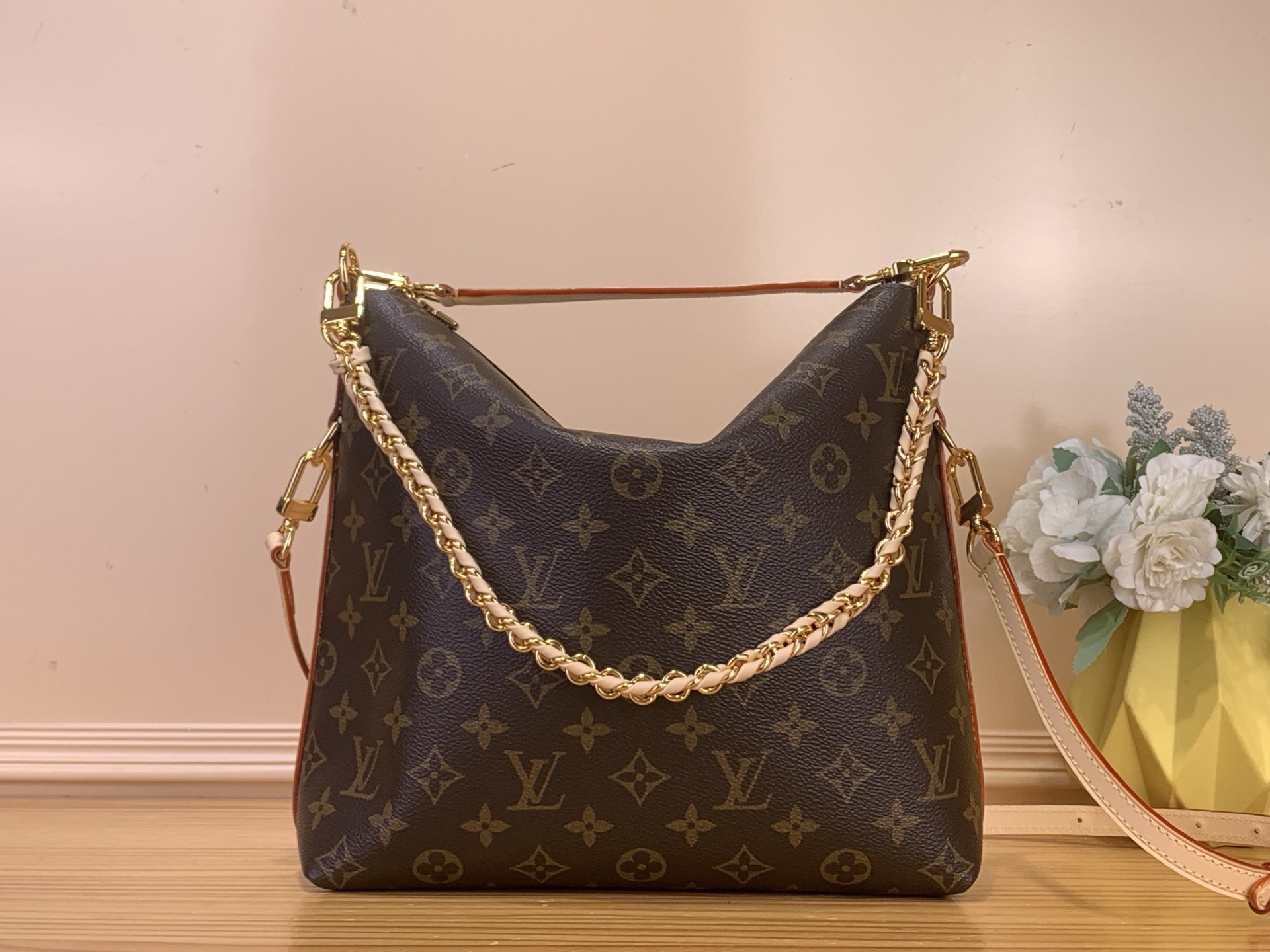 NO:762891,Top Original [Sac Multiass] m27825 This Multiass bag is a contemporary style, suitable for any occasion. Evoking the Exress sj bag, it is made of the iconic Monogram canvas with a flexible silhouette and contrasting natural leather trim. The gold-tone metal finish, including the removable braided chain, brings a sophisticated note to the whole. Dimensions 30x26x10 cm 4815055 (length x height x width),19860909顶级原单【Sac Multiass】 m27825 这款Multiass包是一款现代款式,适合任何场合.唤起Exress sj包,它由标志性的Monogram帆布制成,轮廓灵活,并带有对比鲜明的天然皮革装饰.金色金属饰面,包括可拆卸的编织链,为整体带来了精致的音符. 尺寸30x26x10厘米 4815055（长度x高度x宽度）,,Bag