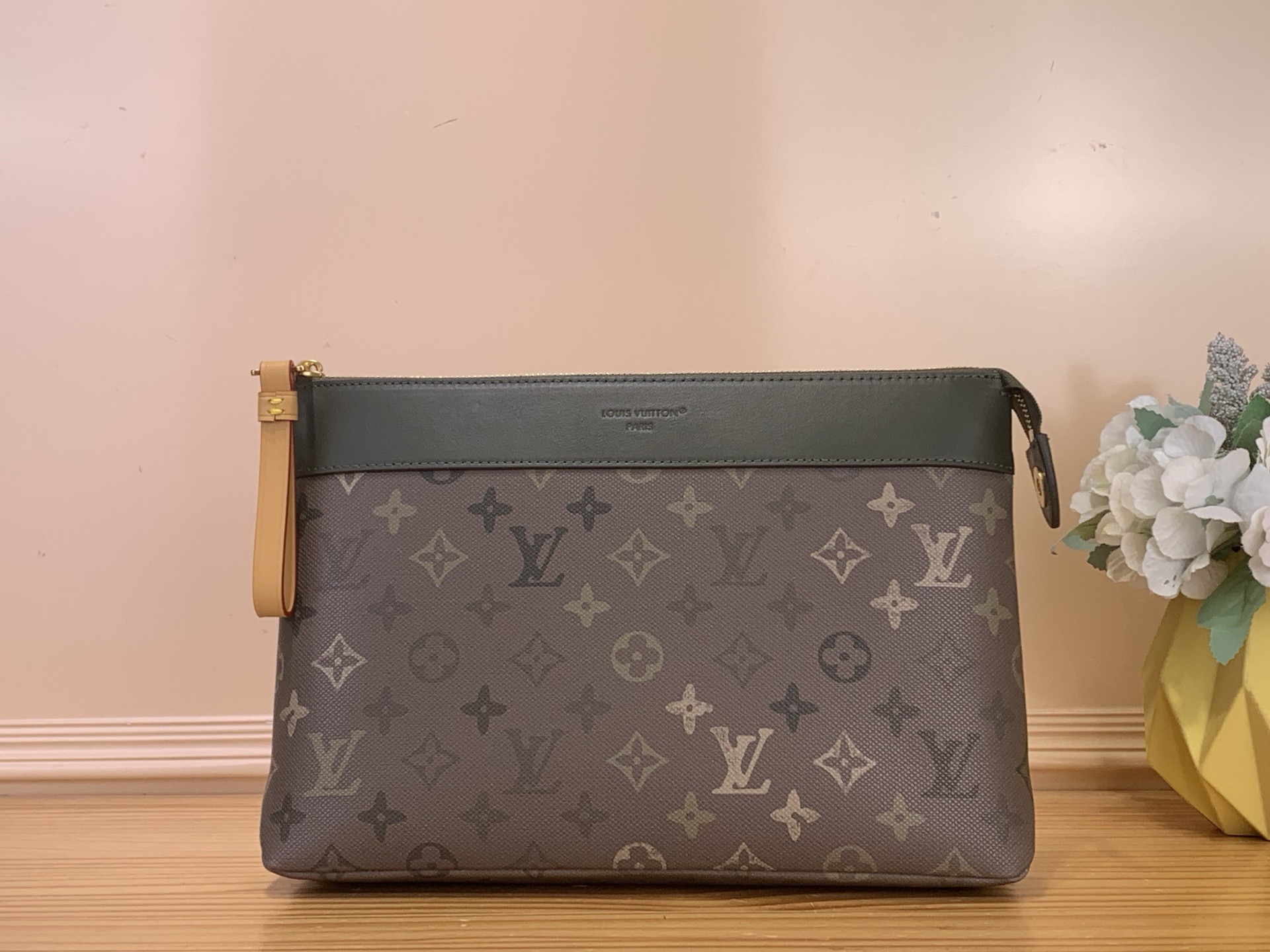 NO:717969,Top original order [OCCHETTE VOYAGE SOULE Clutch] m26970 Army Green/Silk Screen This ochette Voyage Soule ms clutch is made of Monogram Surlus coated canvas with same-color leather trim and sun-kissed leather zipper pullers. Harrell Williams' reinterpretation of the Monogram pattern adds elegance to the casual silhouette. The zippered main compartment and back pocket are convenient for storing daily needs. Size 21 x 7.5 x  30 cm.3614045 (height x width x length),,handbag19860909顶级原单【OCHETTE VOYAGE SOULE 手拿包】 m26970 军绿色/丝印 本款 ochette Voyage Soule ms手拿包为 Monogram Surlus 涂层帆布搭配同色皮革饰边与日晒色调皮革拉链头.harrell Williams 焕新演绎的 Monogram 图案再为休闲轮廓增添雅致气息.拉链主隔层与后袋方便收纳日常所需. 尺寸21 x 7.5 x 30 厘米.3614045 (高 x 宽 x 长度),,handbag,Bag