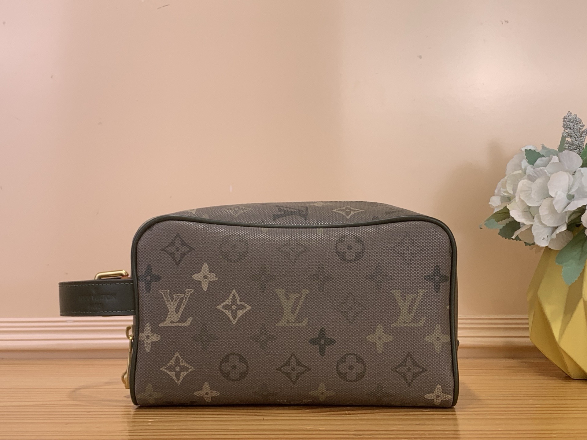 NO:717962,Top original order [DO KIT toilet bag] m26963 military green/silk screen This Locker Do Kit toilet bag is made from the Monogram Surlus canvas designed by harrell Williams for Louis Vuitton, injecting camouflage elements into the brand's Monogram pattern. The elegant hand strap is equipped with an old metal buckle, and the washable fabric lining and inner patch pocket add to the exquisite details. The stable zipper and wide-mouth opening allow for convenient access.  Dimensions 13 x 12 x 23 cm.3814045 (height x width x length),,louis vuitton19860909顶级原单【DO KIT 盥洗袋】 m26963 军绿色/丝印 本款 Locker Do Kit 盥洗袋取材 harrell Willia ms为路易威登设计的 Monogram Surlus 帆布,为品牌 Monogram 图案注入迷彩元素.雅致手提带配有做旧金属搭扣,可水洗织物内衬和内贴袋再添考究细节.稳固拉链与广口式开合实现便捷取放. 尺寸13 x 12 x 23 厘米.3814045 (高 x 宽 x 长度),,louis vuitton,Bag