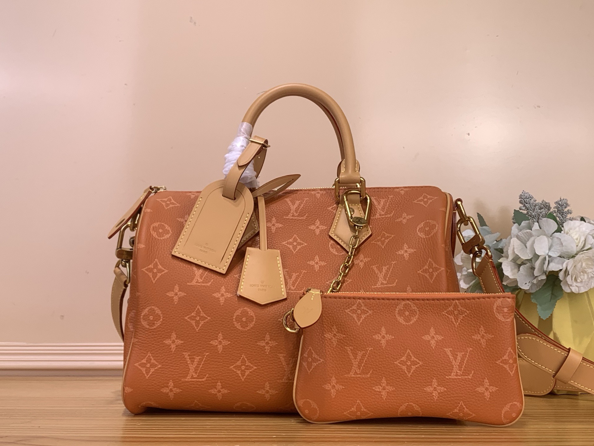 NO:718032,Top Original [Sac Seedy 9 Bandoulière 30] m27977 Orange This calfskin Seedy 9 Bandoulière 30 revisits the iconic model in a colorful version, decorated with a tonal Monogram pattern. Contrasting calfskin enhances the rolled leather upper handles, removable shoulder strap and unique address clip. Inside, a gold plate found in all House Seedy 9 bags, attests to the extraordinary know-how of this exclusive piece.  Dimensions: 32x22.5x18 cm (length x height x width), shoulder bags, cowhide19860909顶级原单【Sac Seedy 9 Bandoulière 30】m27977 橘黄色 这款小牛皮Seedy 9单肩包30以彩色版本重温的标志性模型,装饰有同色系的Monogram图案.对比鲜明的小牛皮增强了卷皮鞋面手柄、可拆卸肩带和独特的地址夹.在里面,House所有Seedy 9包中都有一个金板,证明了这件独家作品的非凡专有技术. 尺寸32x22.5x18厘米（长x高x宽）,,shoulder bags,cowhide,Bag